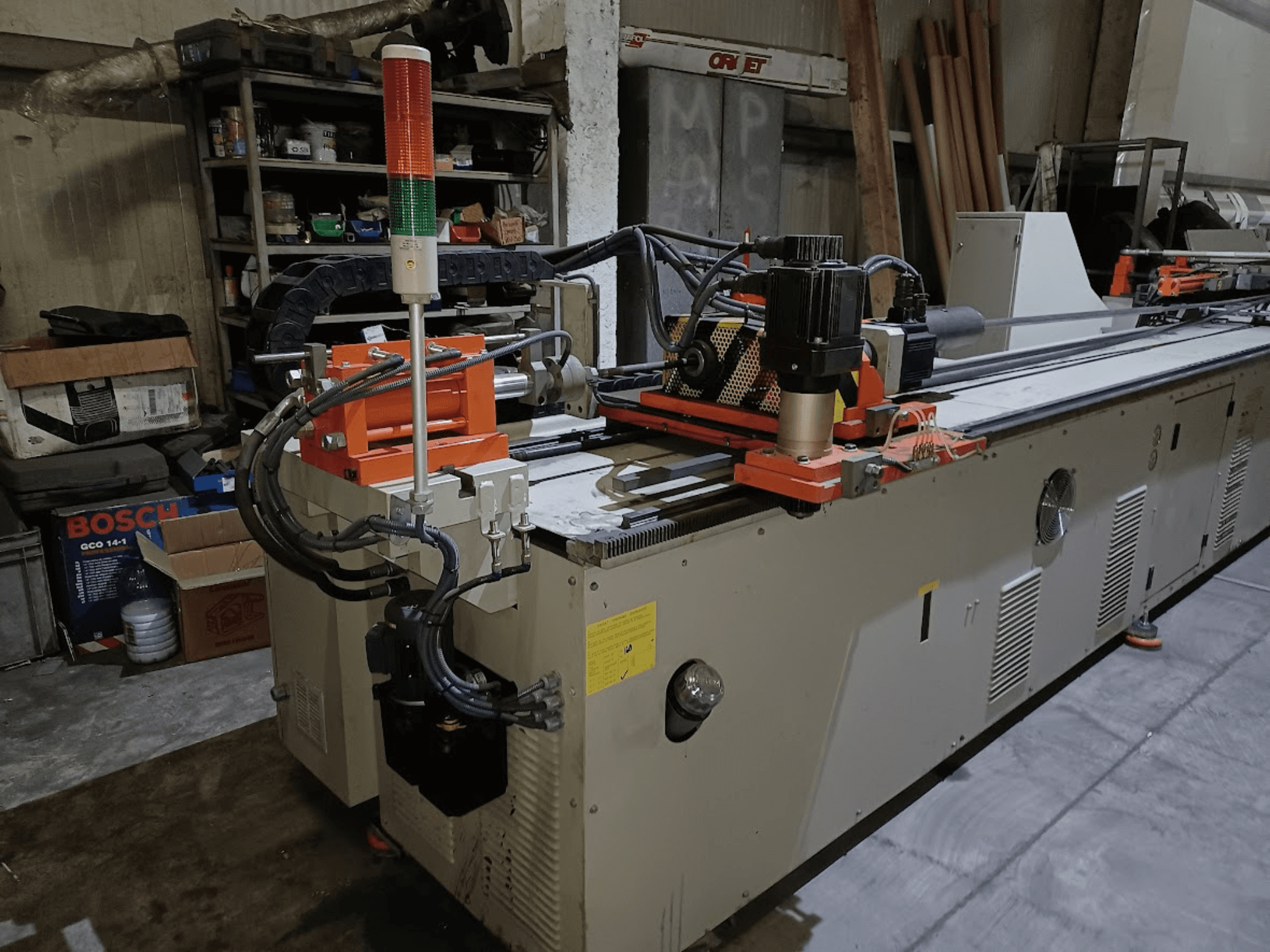 Ohýbačka plechu CANSA CNC 51 R1, boční pohled, na kterém je vidět ovládací panel, motor a kontrolky v dílenském prostředí.