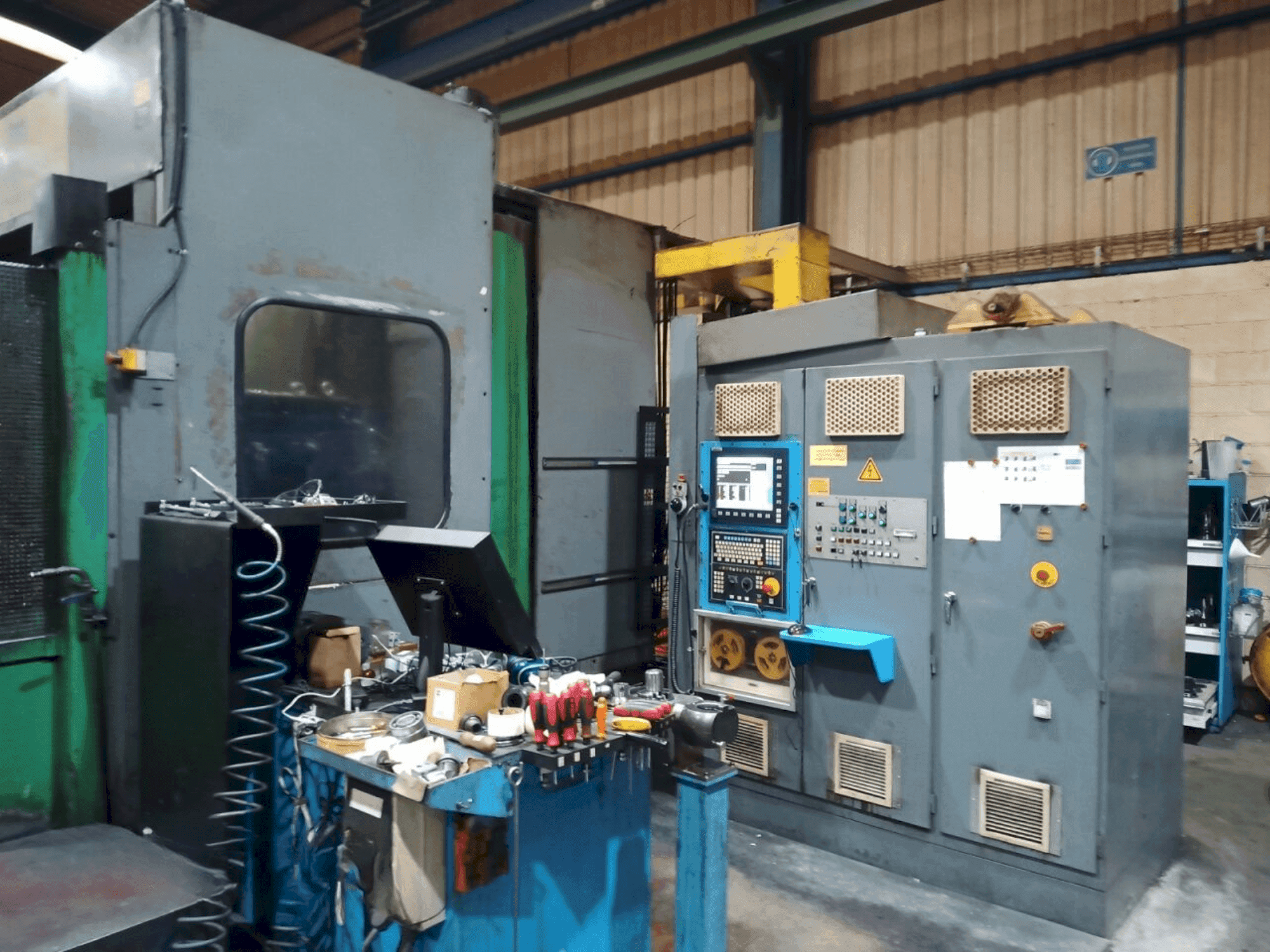 Čelní pohled na Correa XB-420 stroj