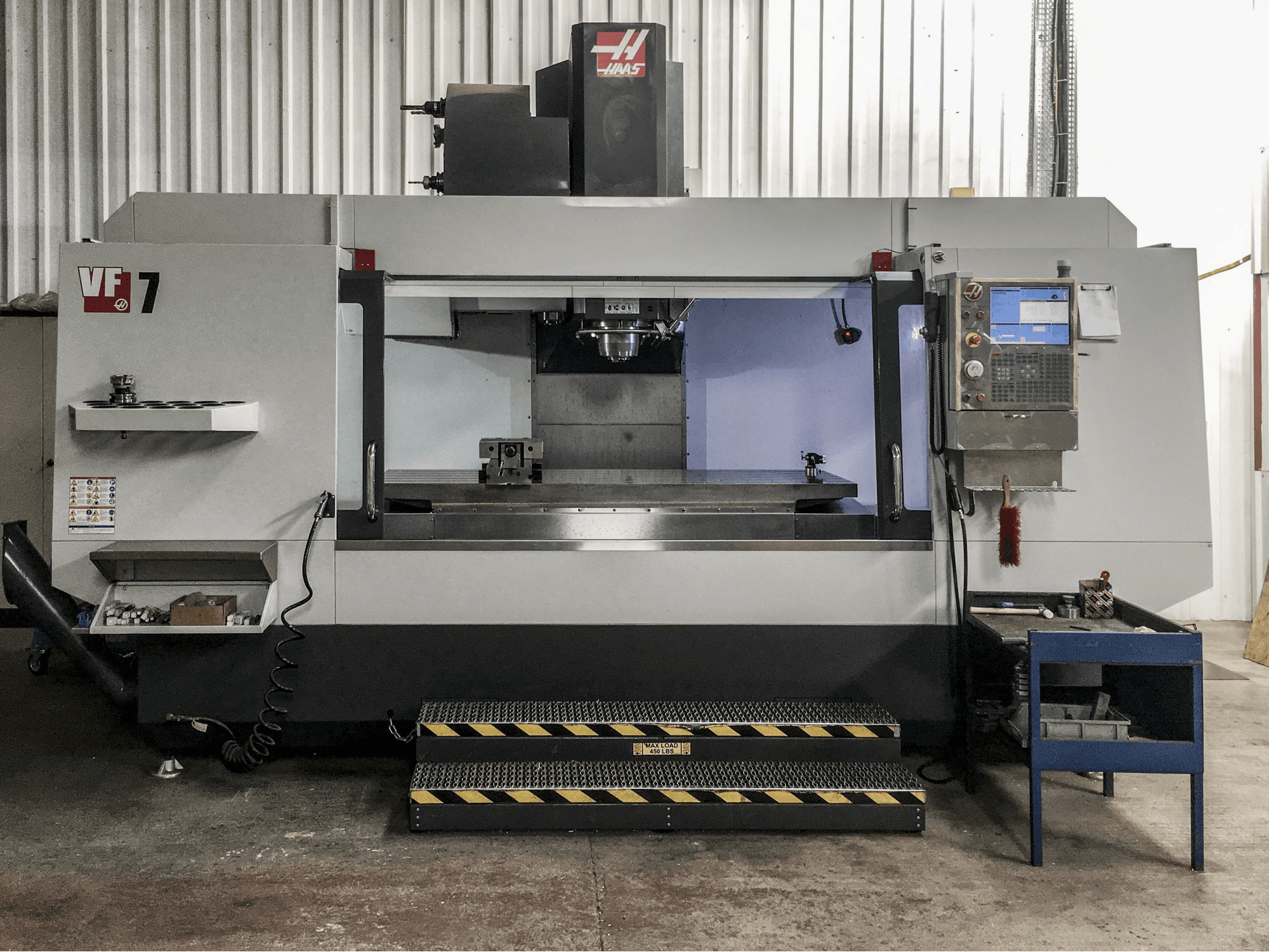Čelní pohled na HAAS VF-7/50 stroj