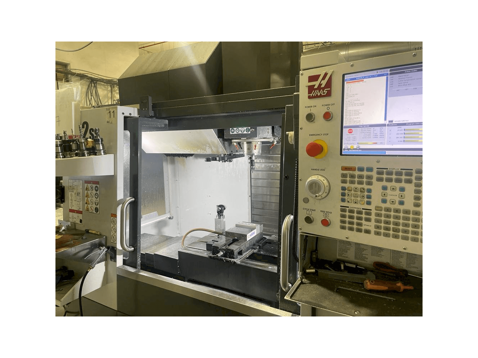 Čelní pohled na HAAS VF-2SS stroj