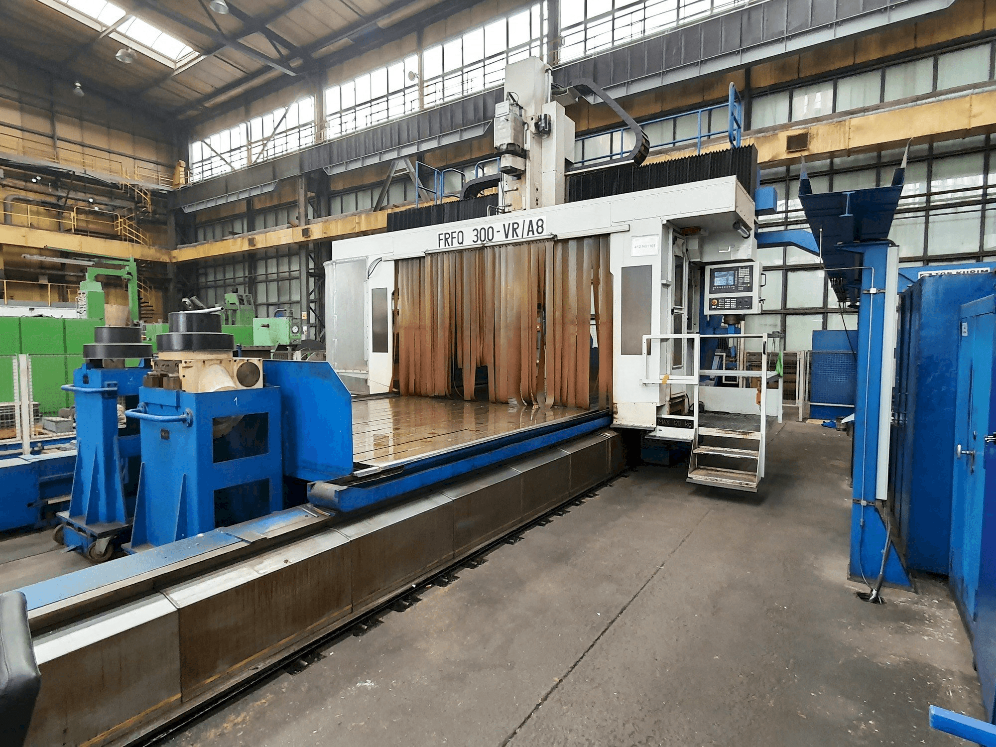 Čelní pohled na Tos KURZIM FRFQ 300-VK/A8 CNC stroj