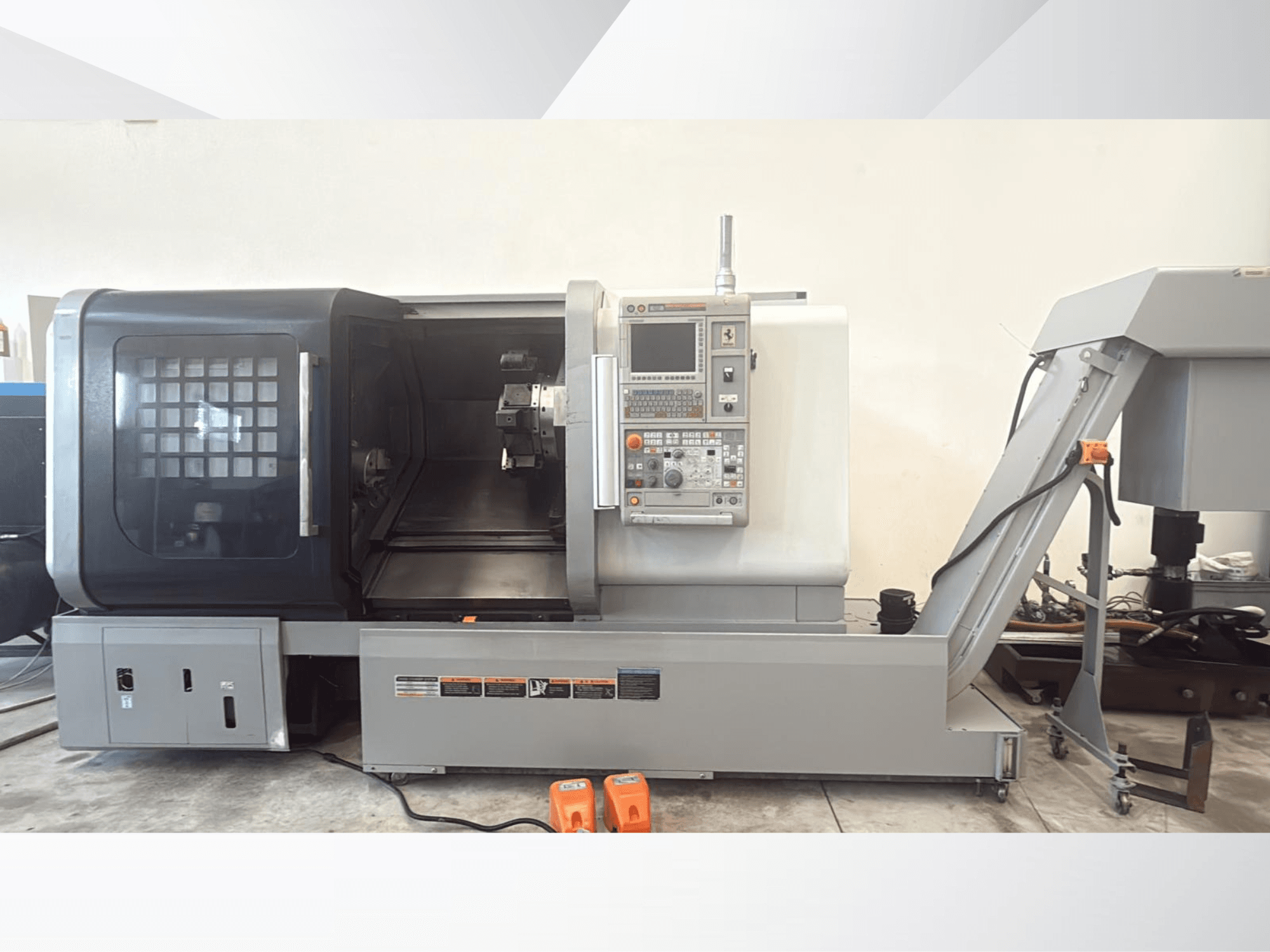 Horizontální soustruh MORI SEIKI NLX 2500M v čelním pohledu, na kterém je vidět ovládací panel a volný přístup pro obrábění.