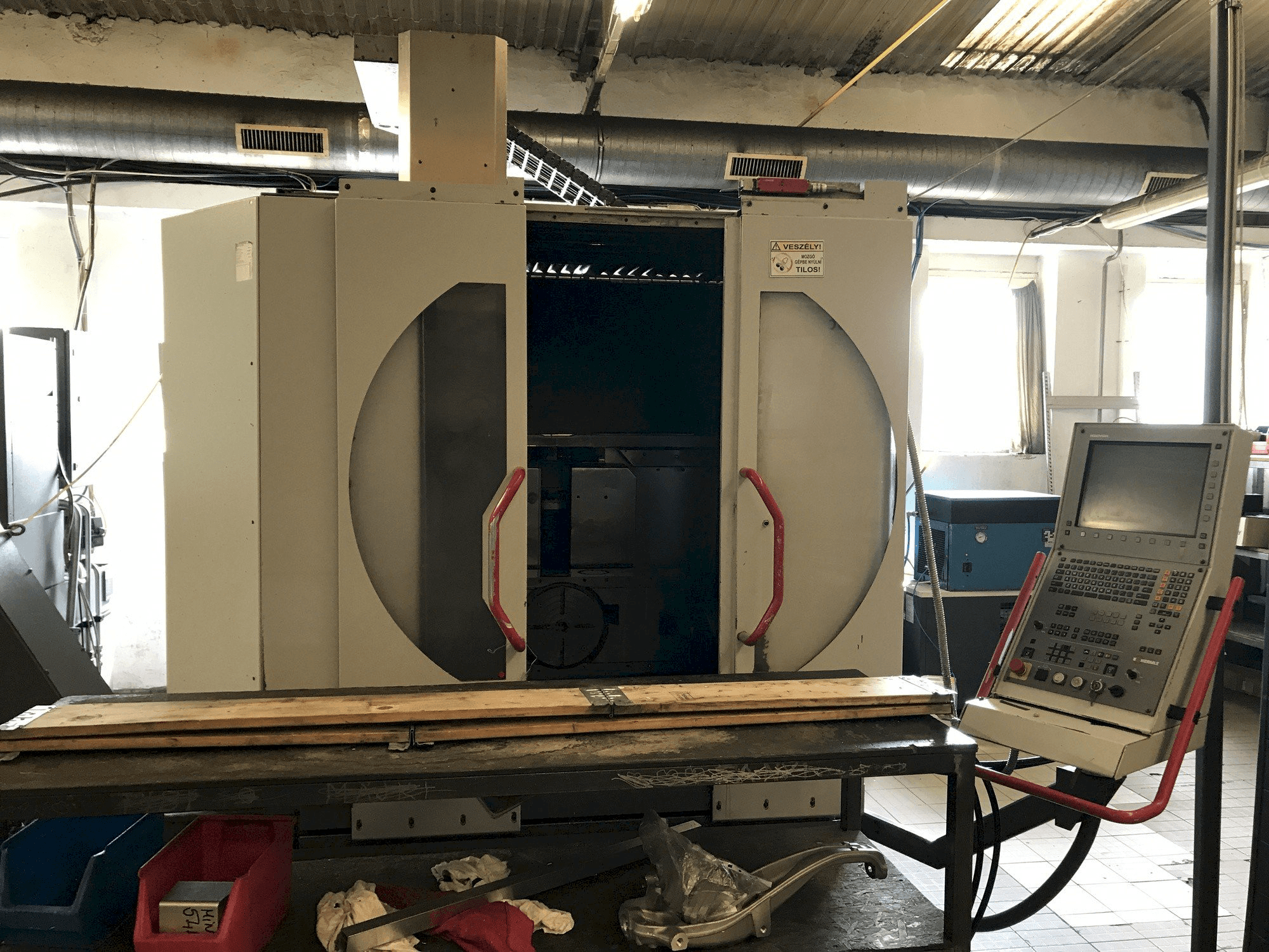 Čelní pohled na HERMLE B 300 U stroj