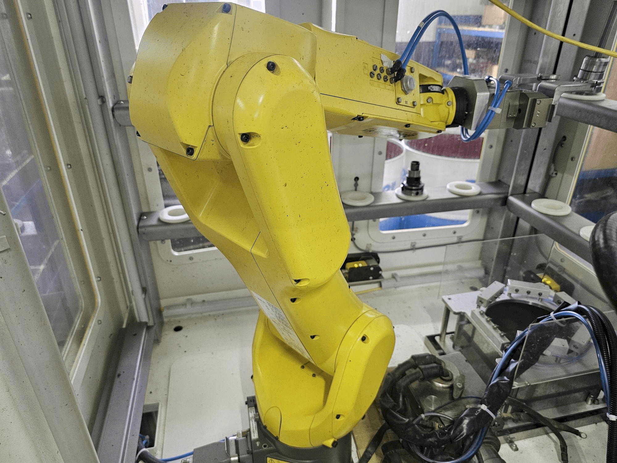 Čelní pohled na FANUC LR Mate 200 id 7L stroj