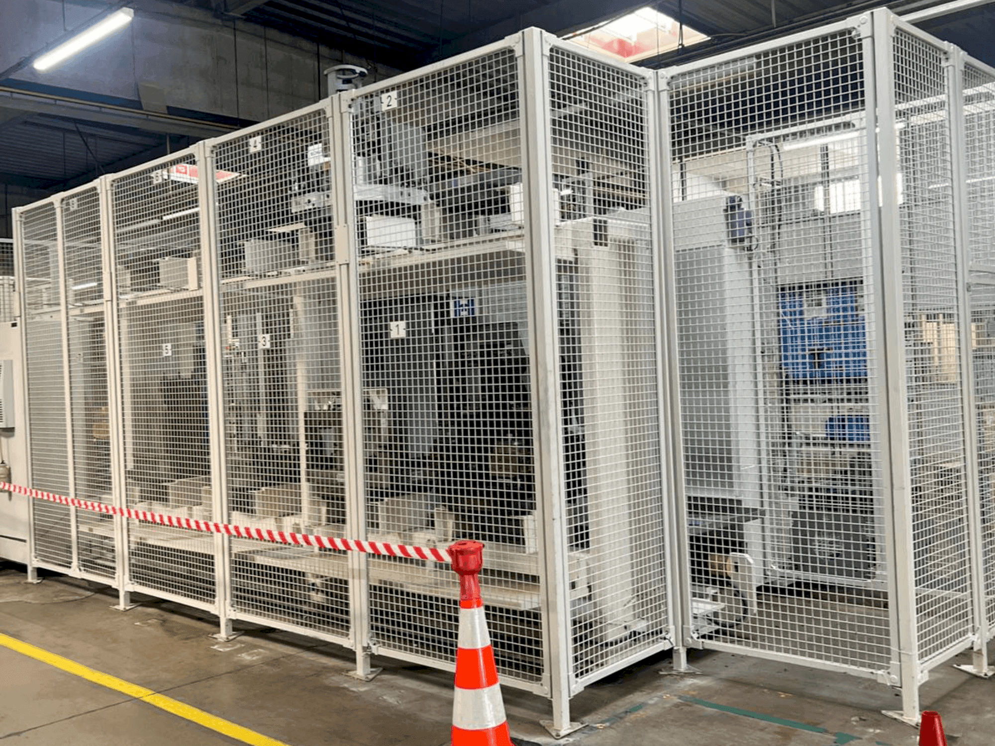 Čelní pohled na HELLER MCH 250 stroj