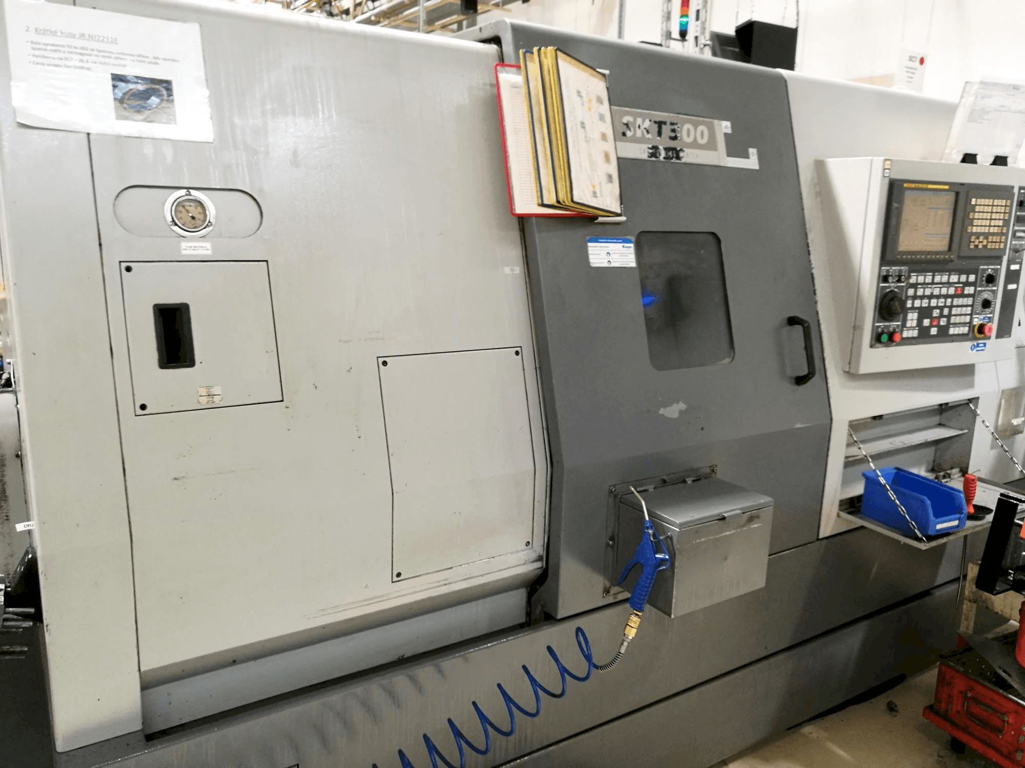 Čelní pohled na Hyundai Kia SKT 300 stroj