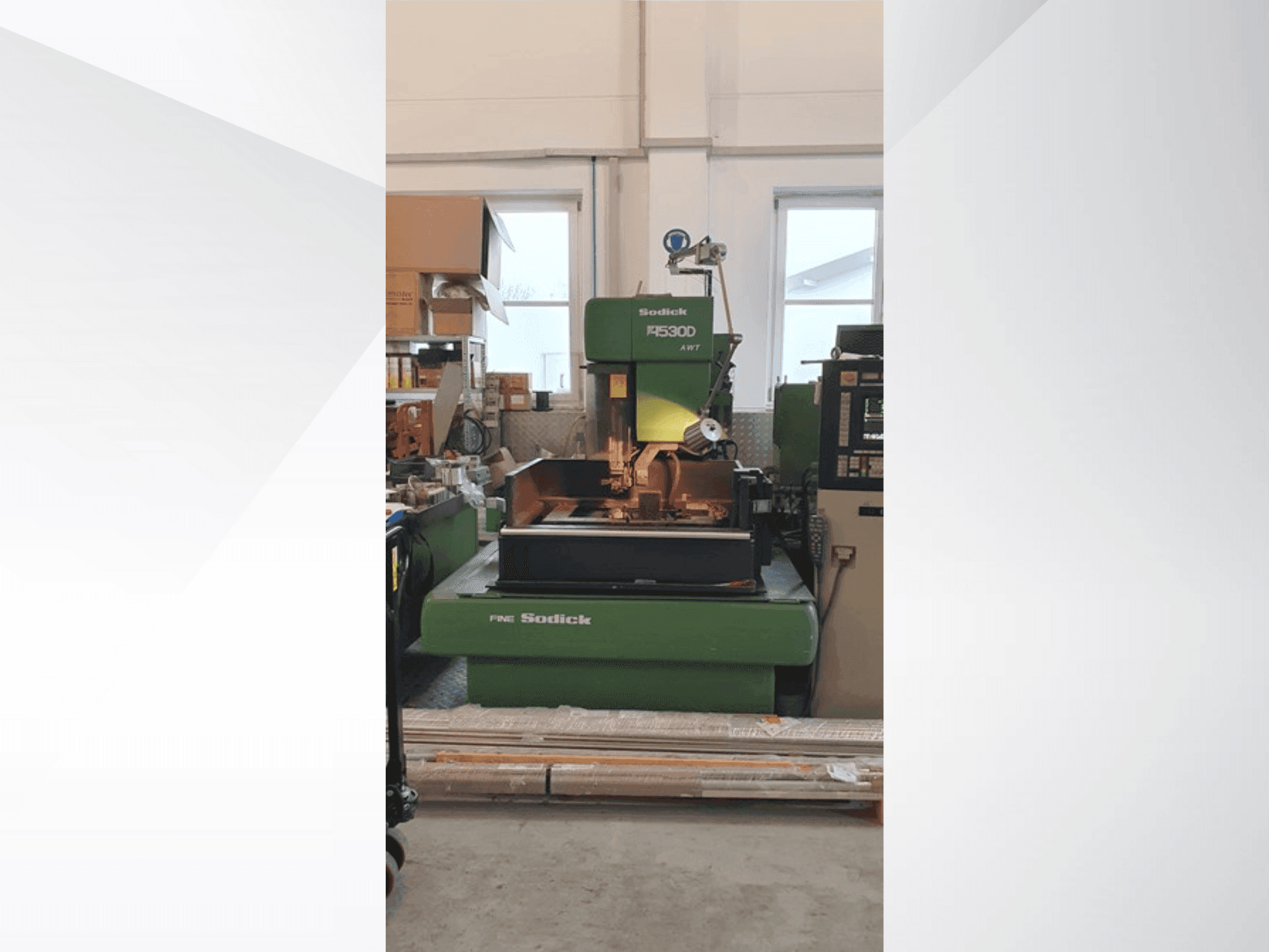 Čelní pohled na Sodick A 530 D AWT stroj