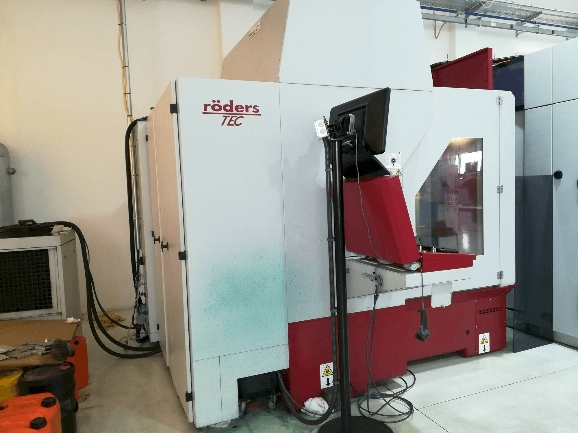 Čelní pohled na Röders RXP 801 stroj