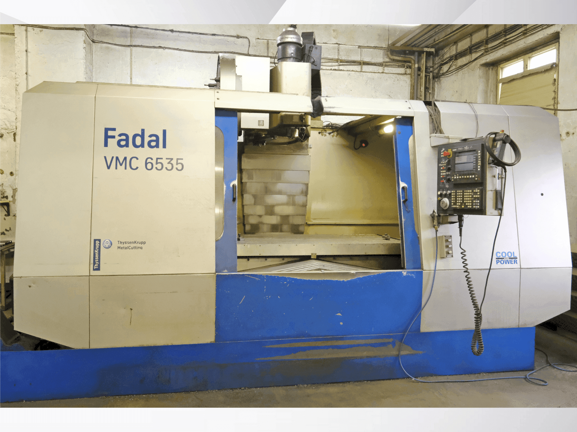 Čelní pohled na FADAL VMC 6535 HT stroj