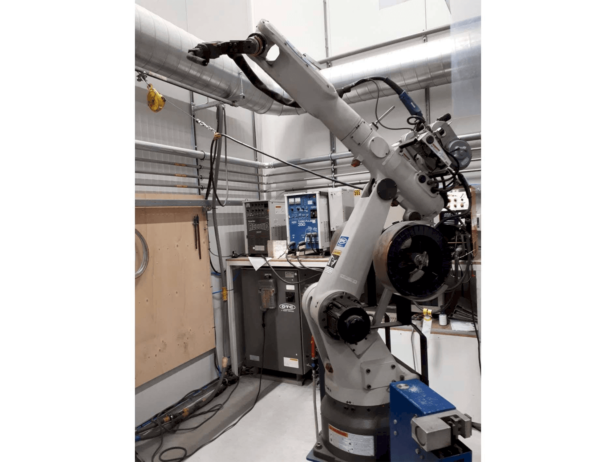 Čelní pohled na OTC Daihen Welding Robot stroj