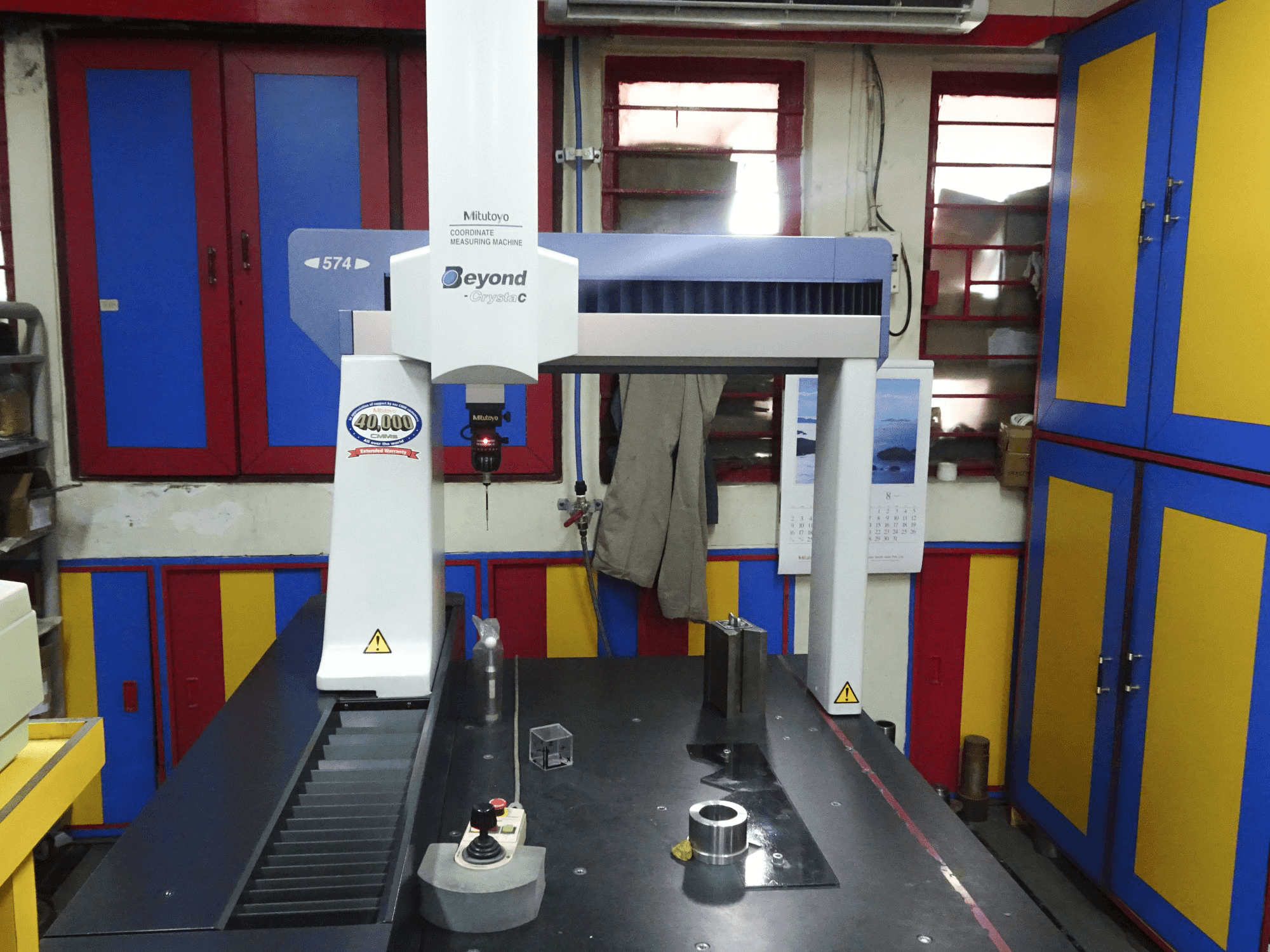 Čelní pohled na Mitutoyo Crysta-Apex C574 stroj