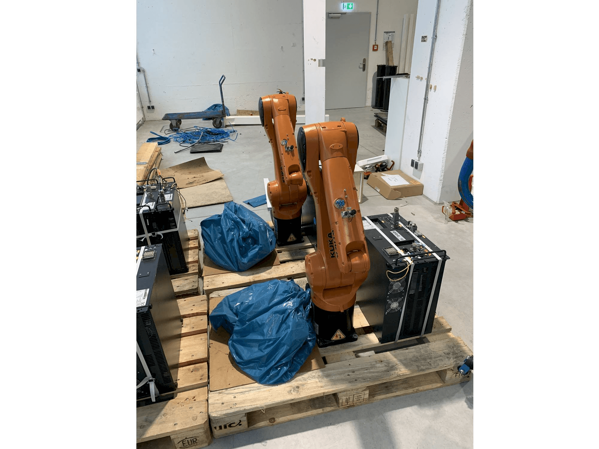 Čelní pohled na KUKA KR10 R1100 with KR C4 COMPACT Controller stroj