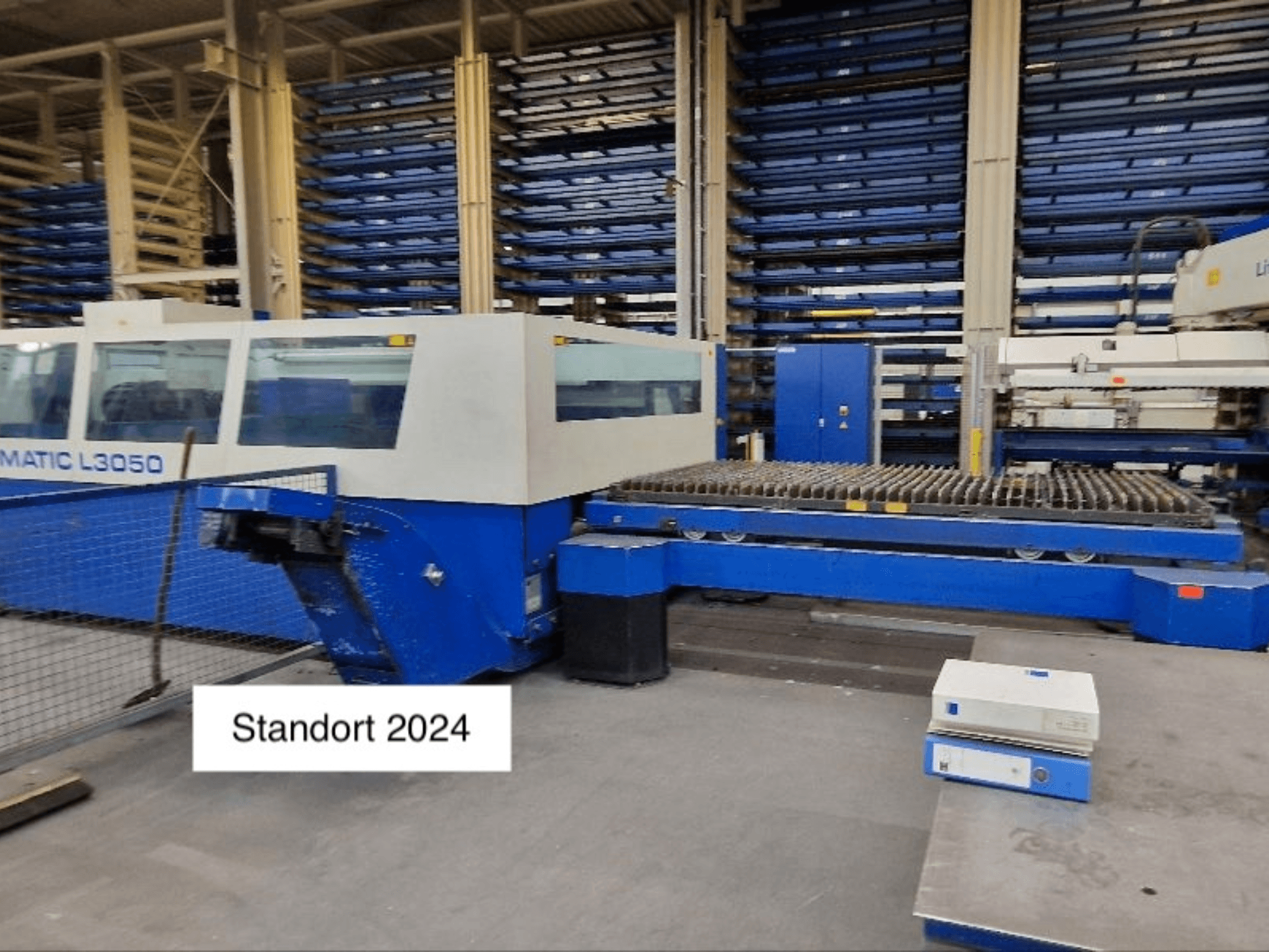 Laserový řezací stroj TRUMPF Trumatic L3050 CO2 v čelním pohledu, s velkým řezacím ložem a ovládacím panelem.