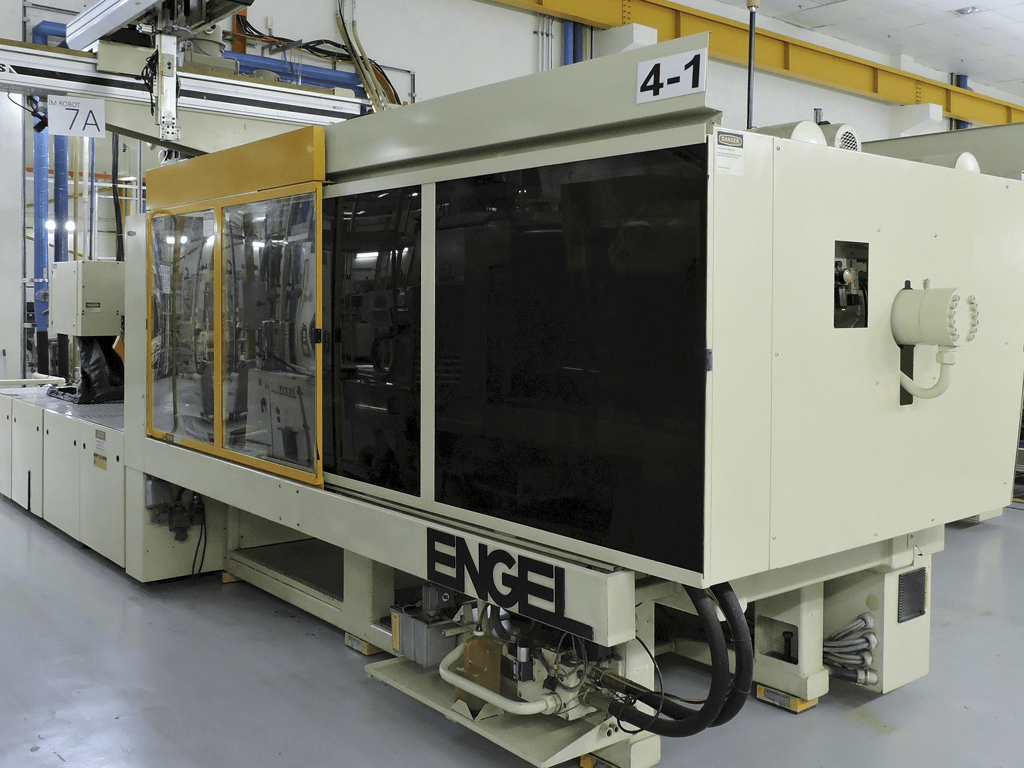 Čelní pohled na ENGEL ES1300/450 BHP stroj