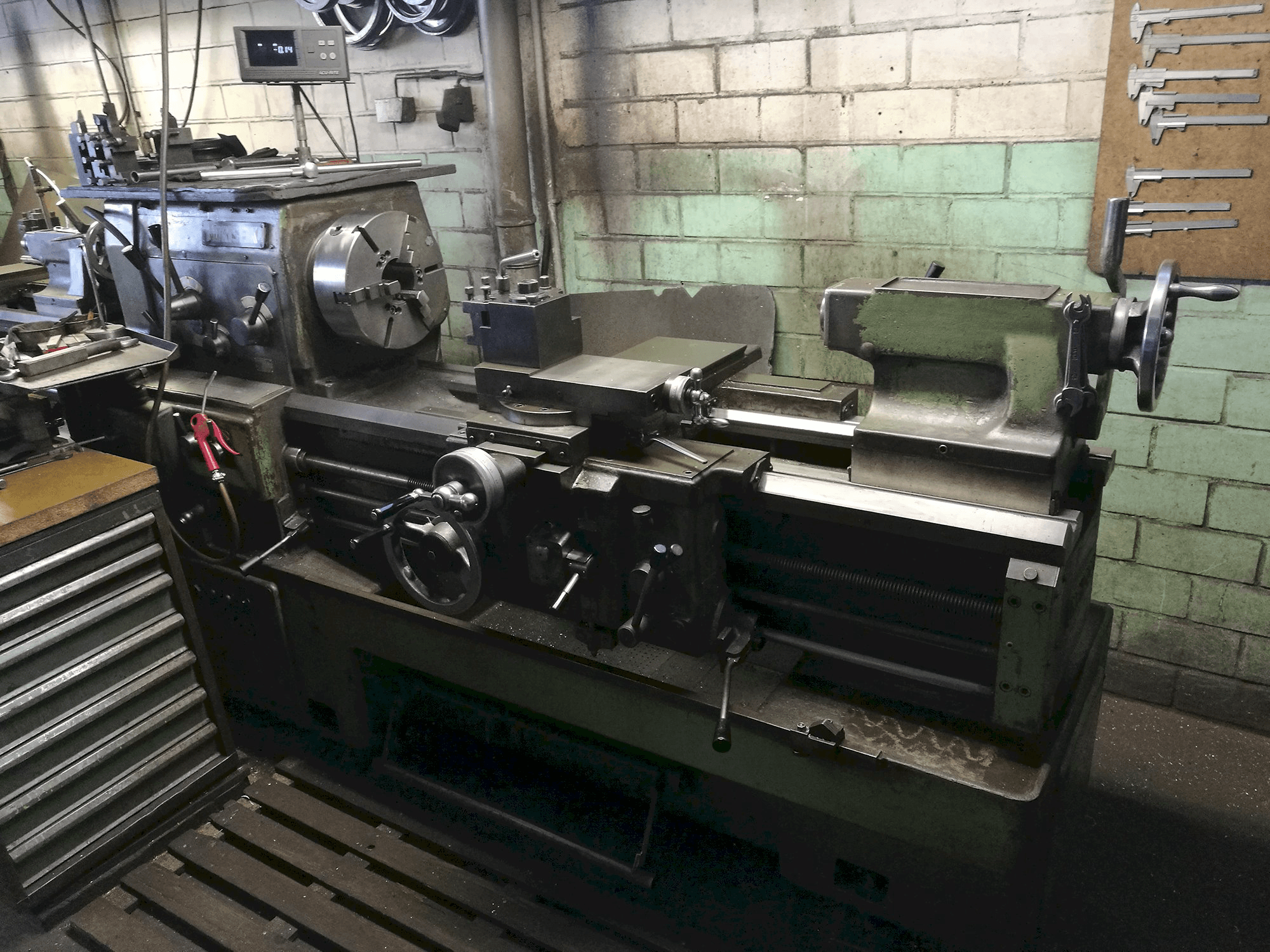 Pravý pohled na MORI SEIKI MR 1000 stroj