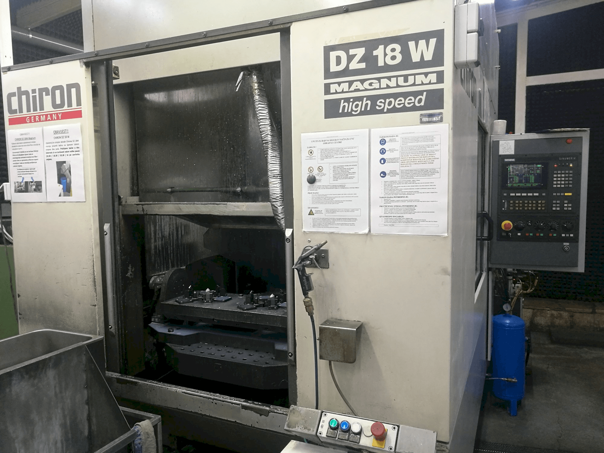 Čelní pohled na CHIRON DZ 18 W stroj