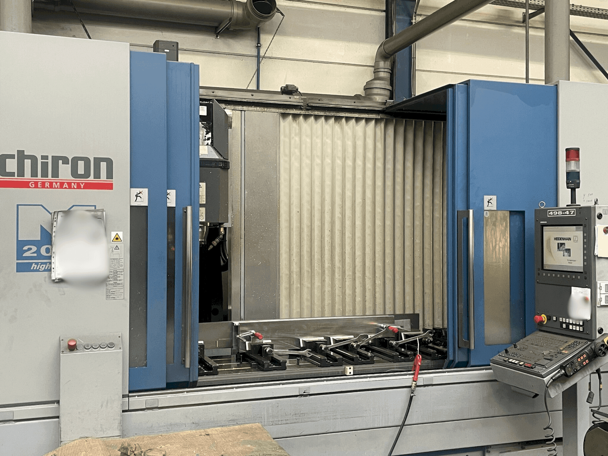 Čelní pohled na CHIRON Mill 2000 stroj
