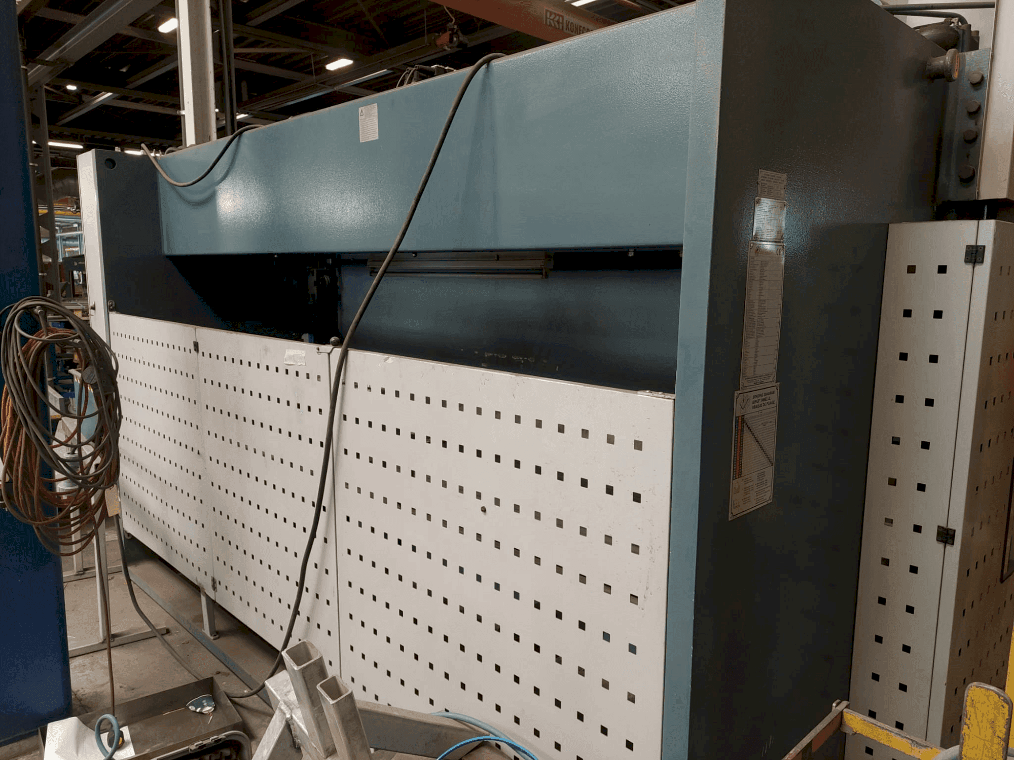 Čelní pohled na Durma E 40160 stroj