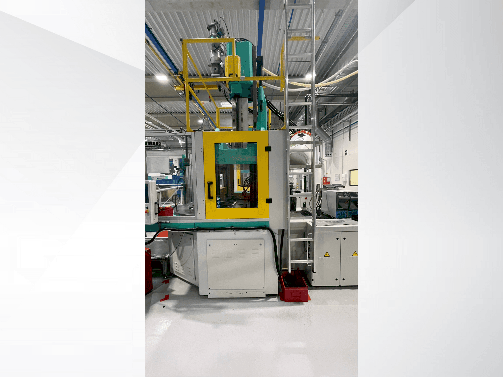 Čelní pohled na Arburg Allrounder 1500 T 2000-400 stroj