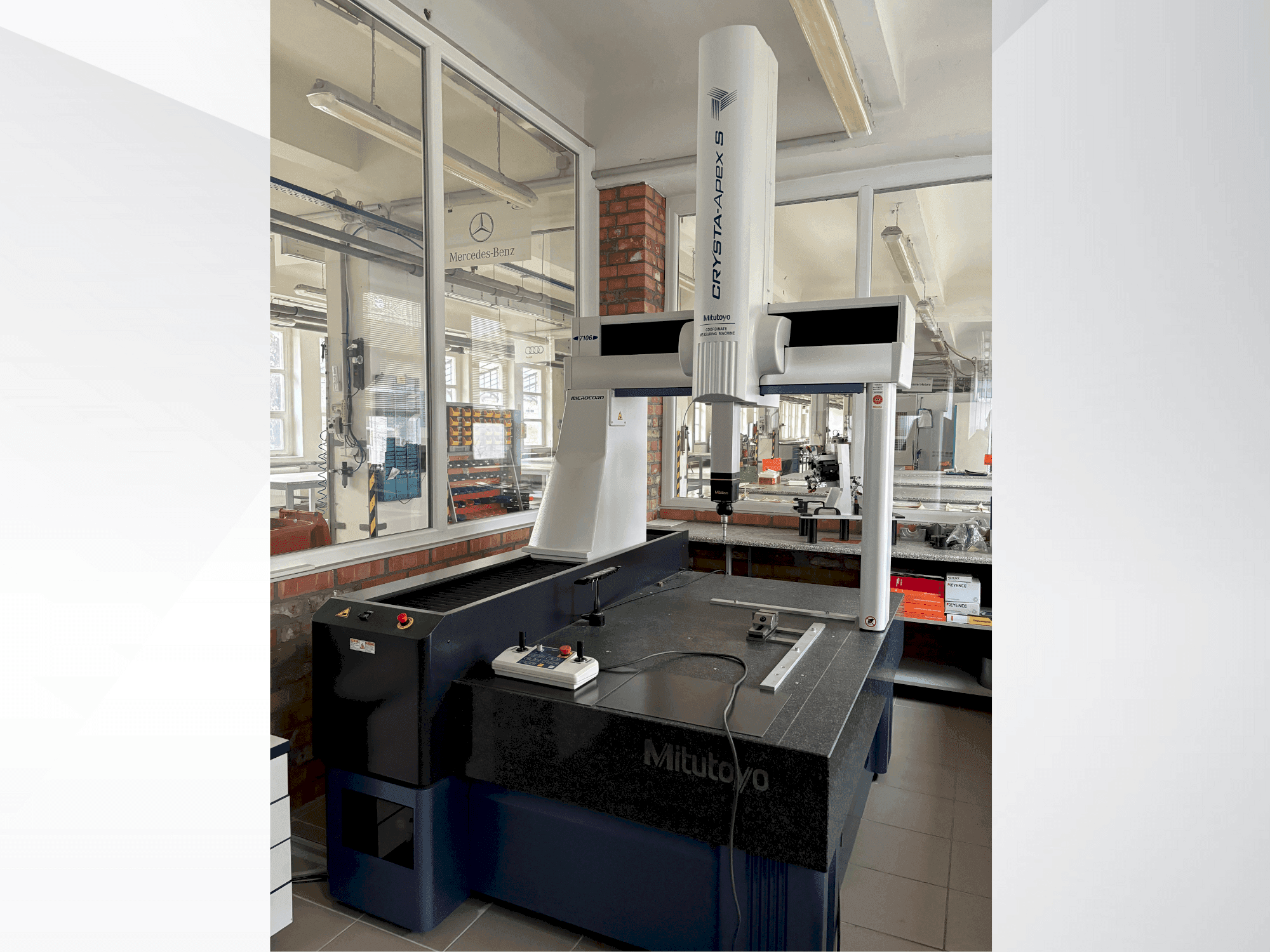 Čelní pohled na Mitutoyo CRYSTA-Apex S7106 stroj