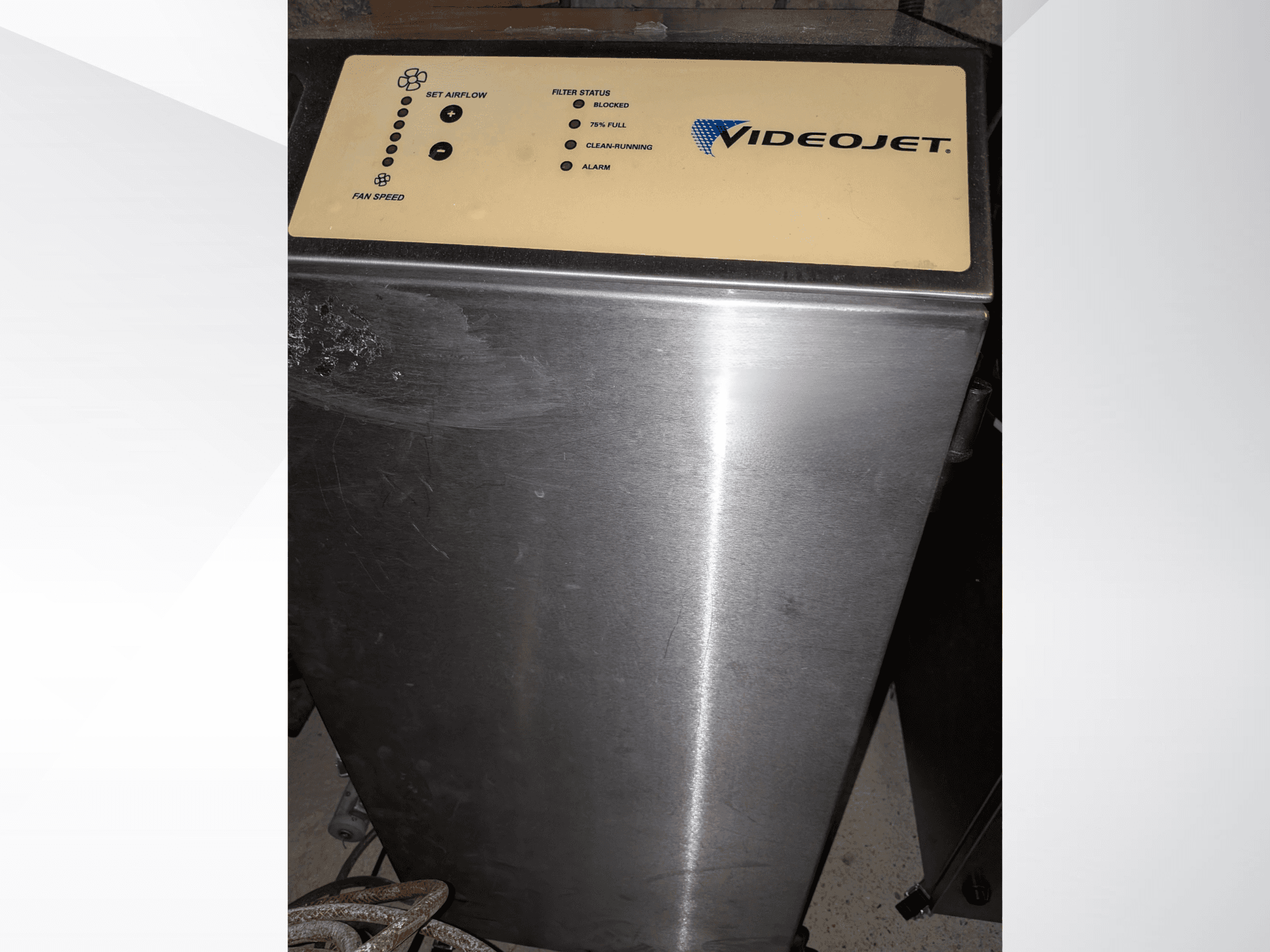 Laserový gravírovací stroj Videojet VJ 7230 z čelního pohledu, s tělem z nerezové oceli a ovládacím panelem s nastavením proudění vzduchu.