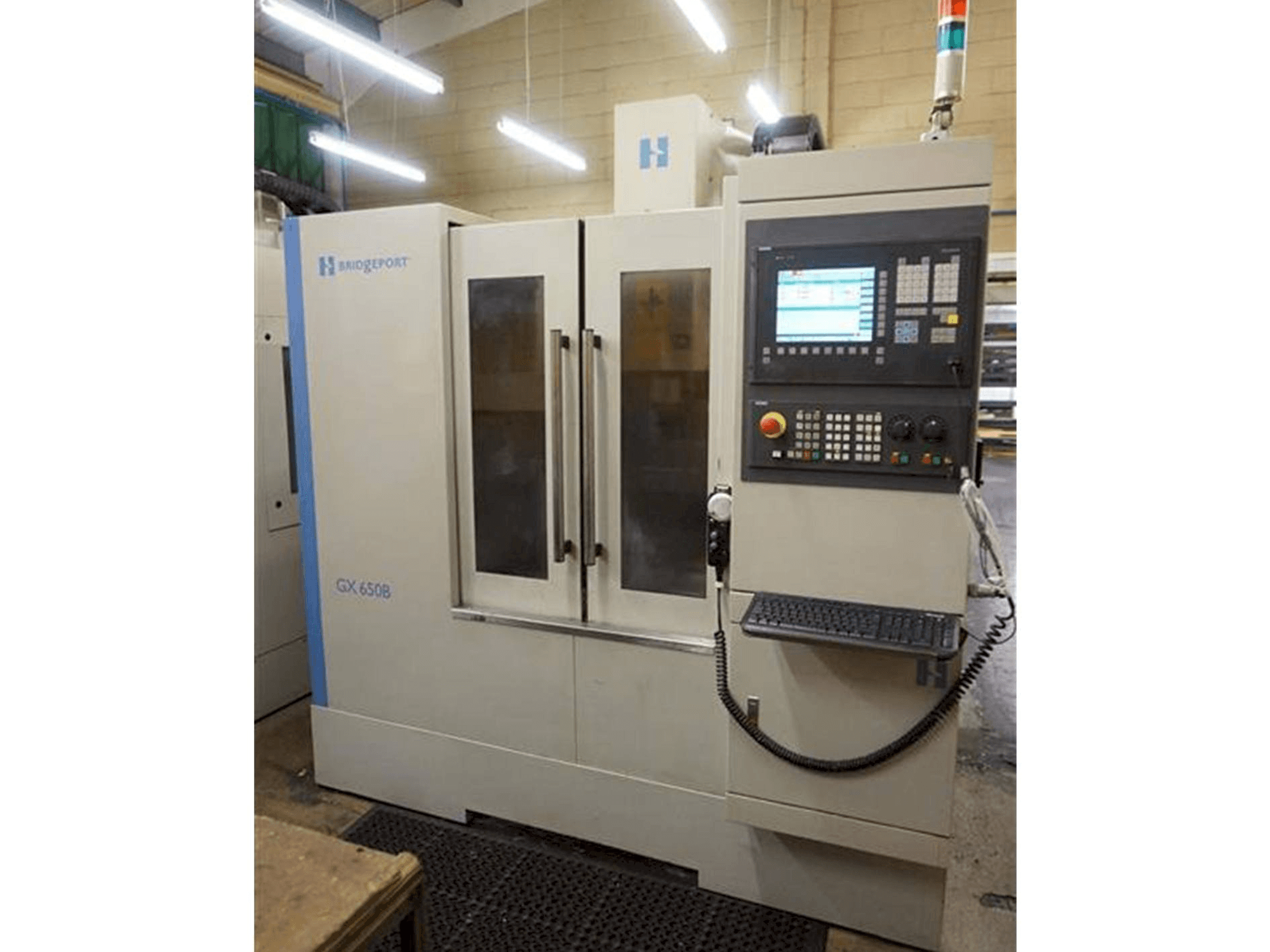 Čelní pohled na Bridgeport GX 650 B stroj