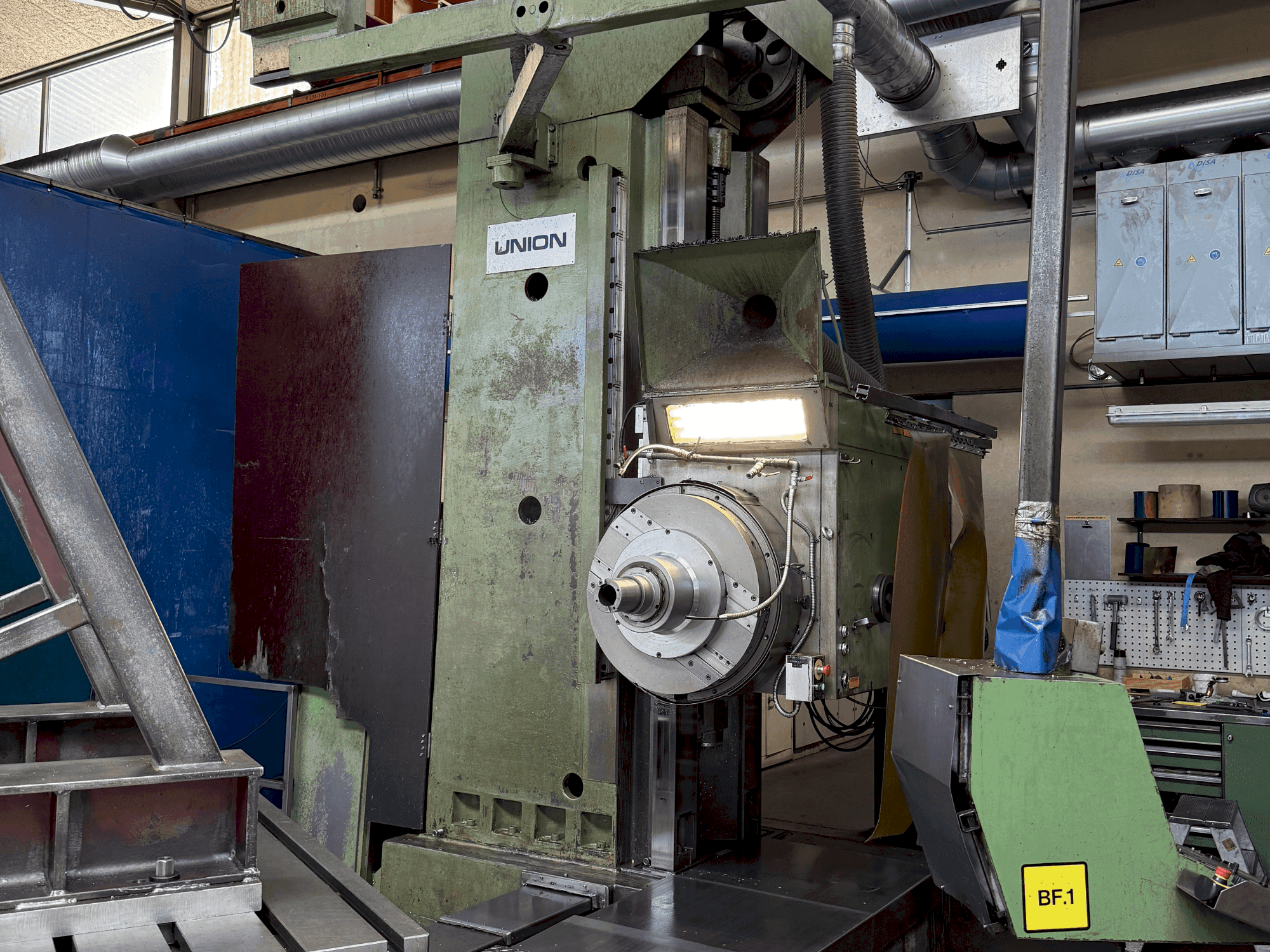 Čelní pohled na UNION BTF 110 stroj