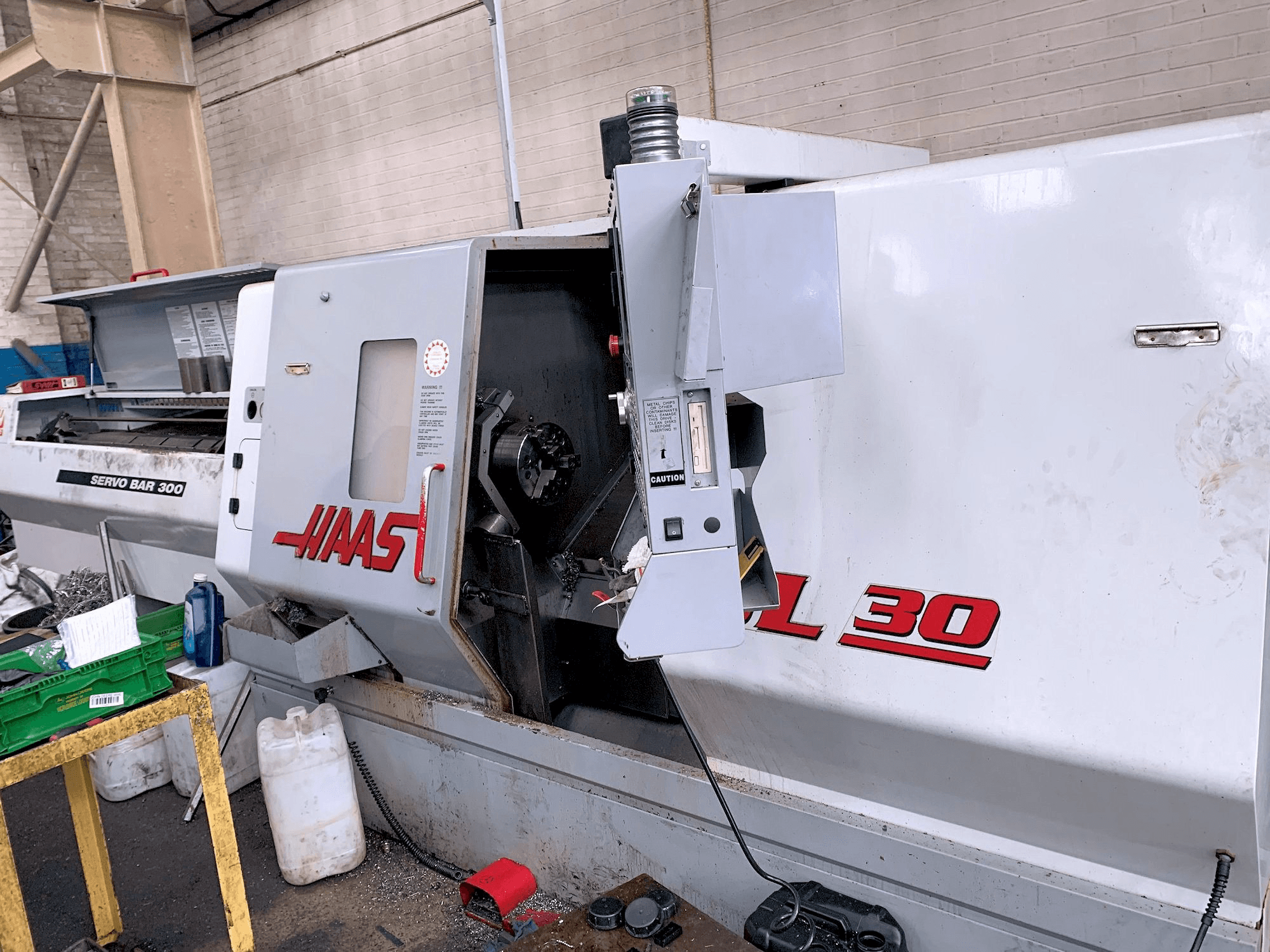 Čelní pohled na HAAS SL-30 stroj