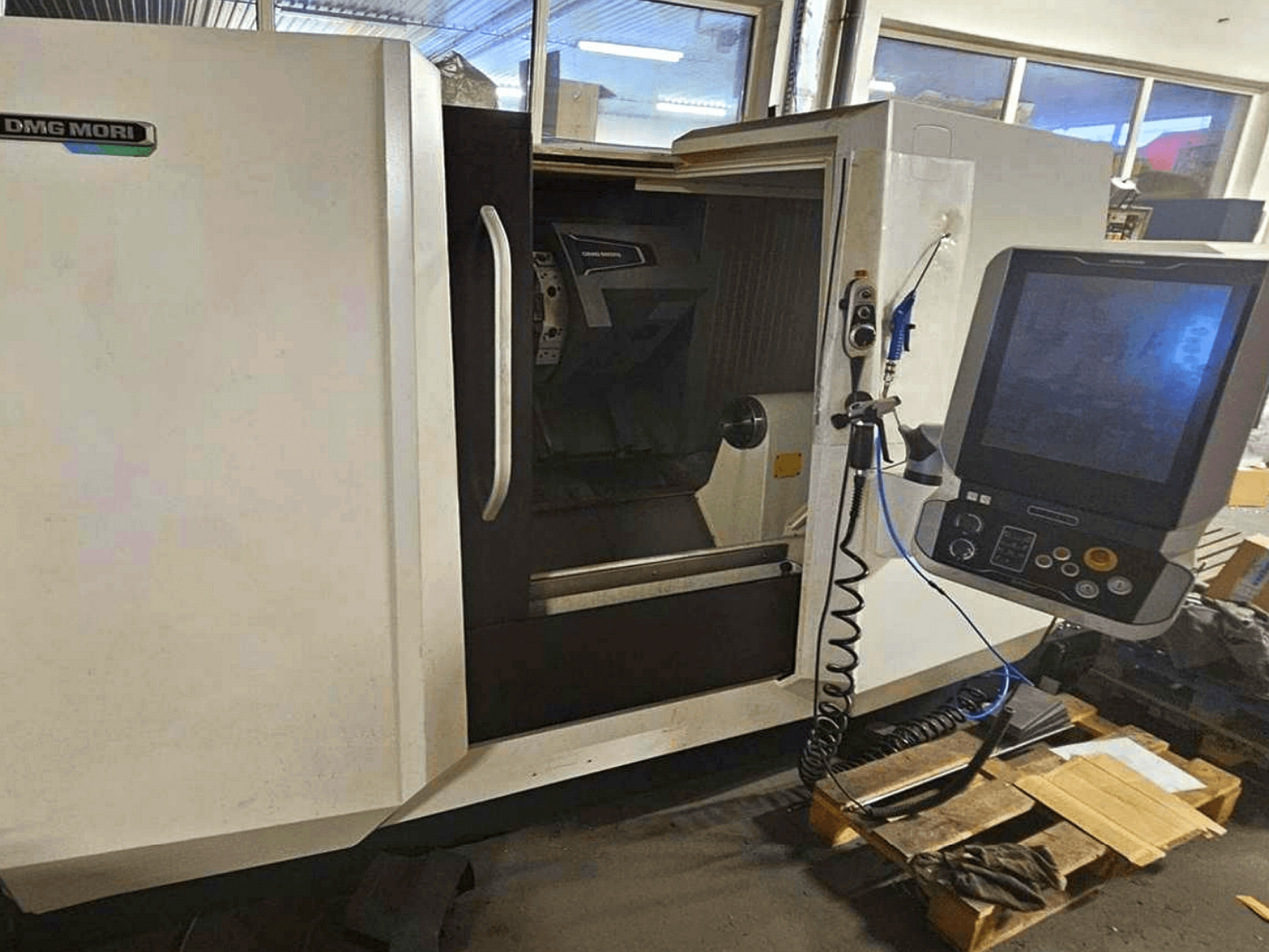 Horizontální soustruh DMG MORI CLX 450 V4, pohled zepředu s ovládacím panelem, ukázka pracovního prostoru a designu karoserie.