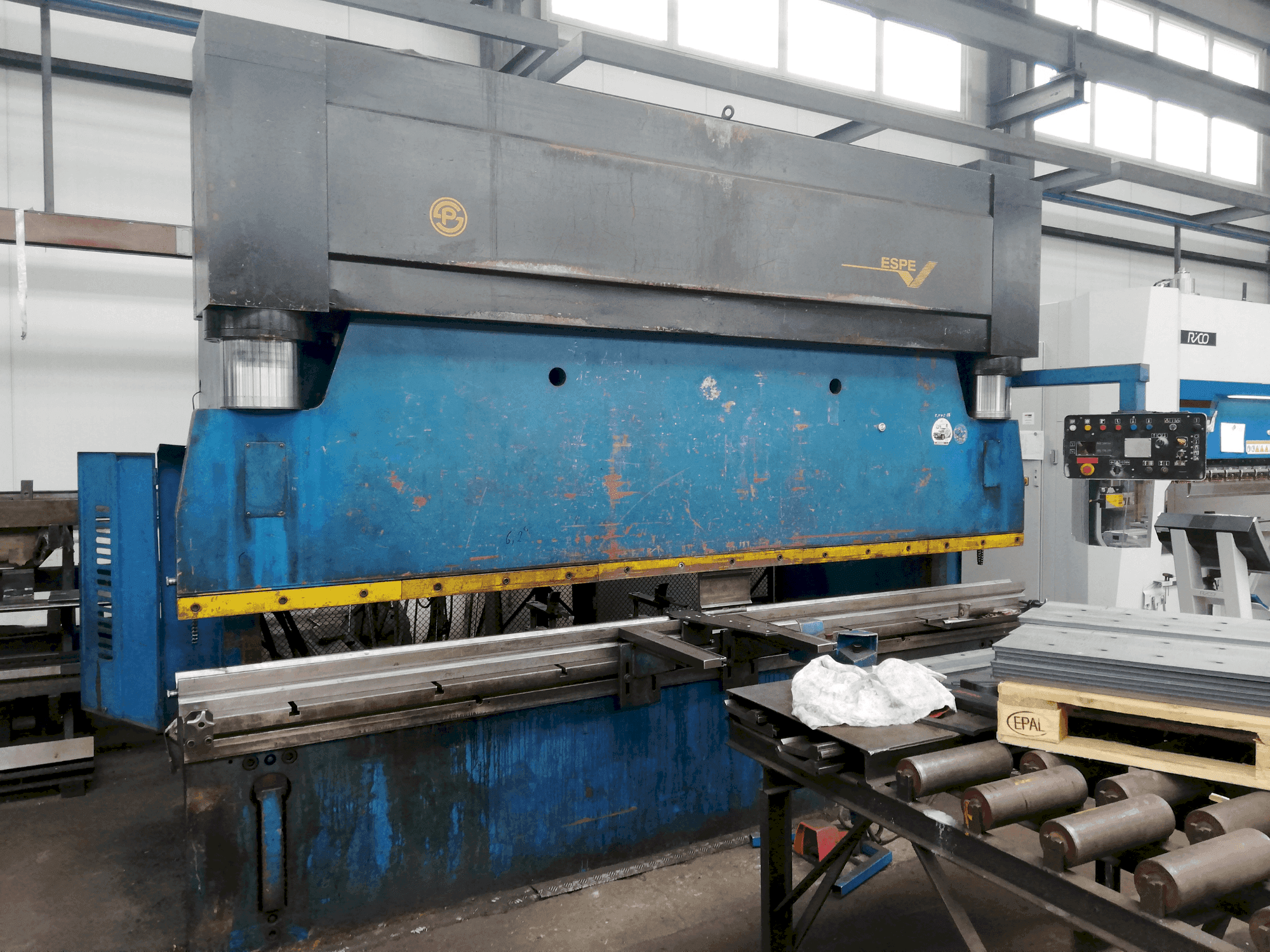 Čelní pohled na ESPE CTO 250/4000N stroj