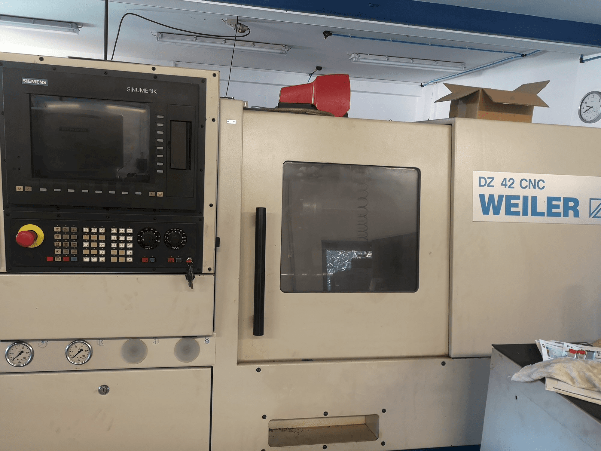 Čelní pohled na Weiler DZ 42 stroj