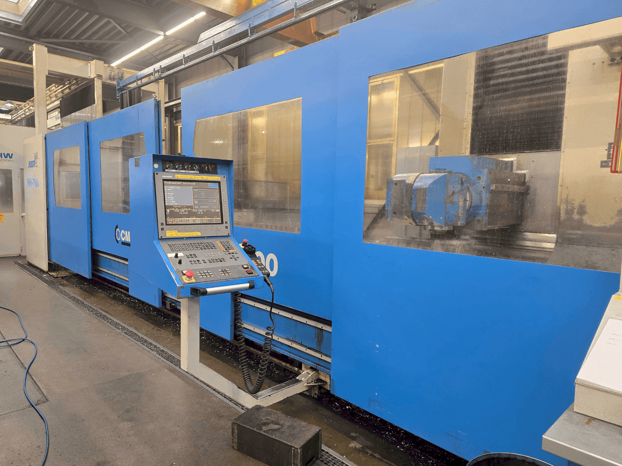 Čelní pohled na CME MH-700 stroj