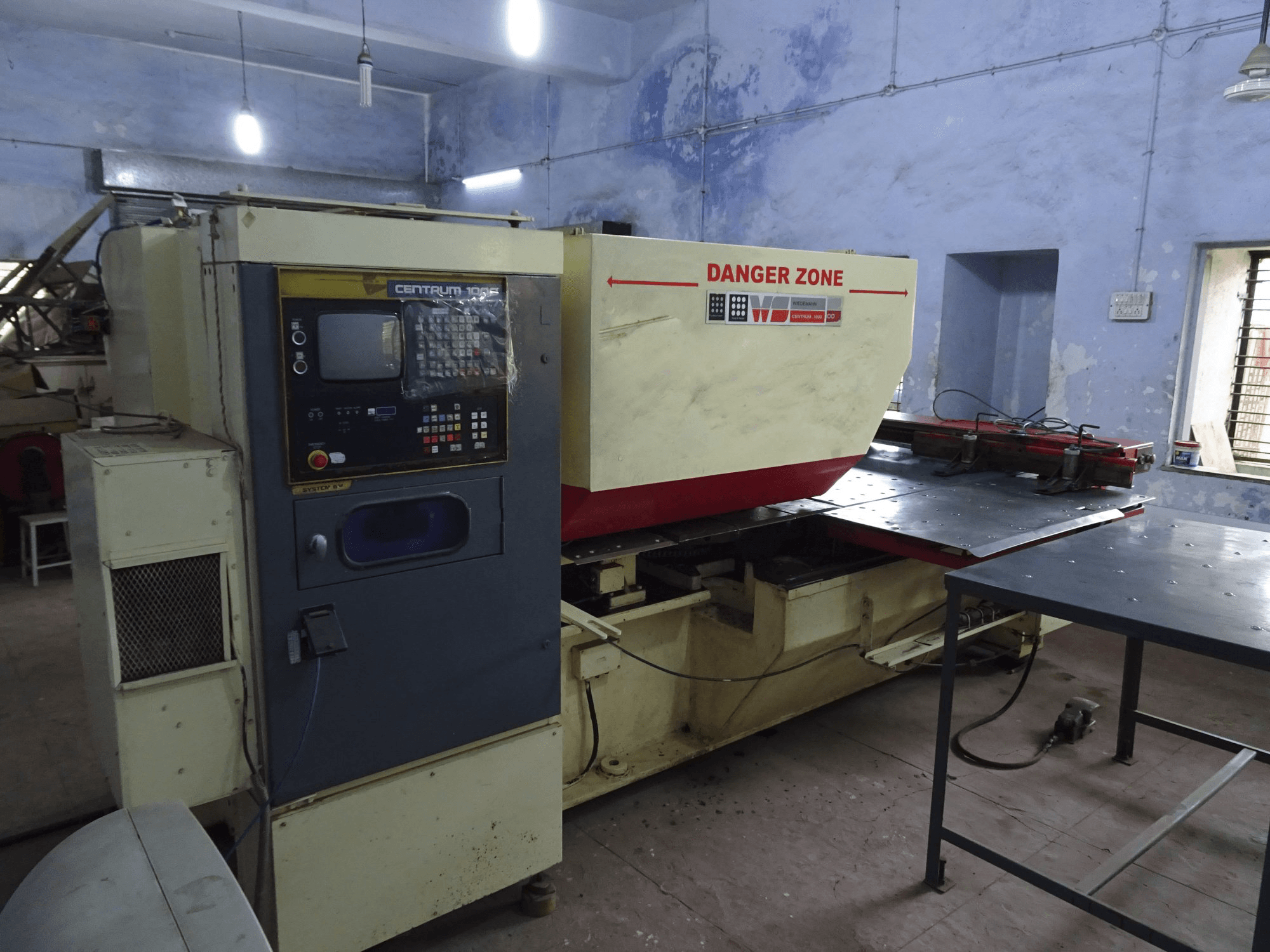 Levý pohled na Murata Wiedemann C-1000 stroj