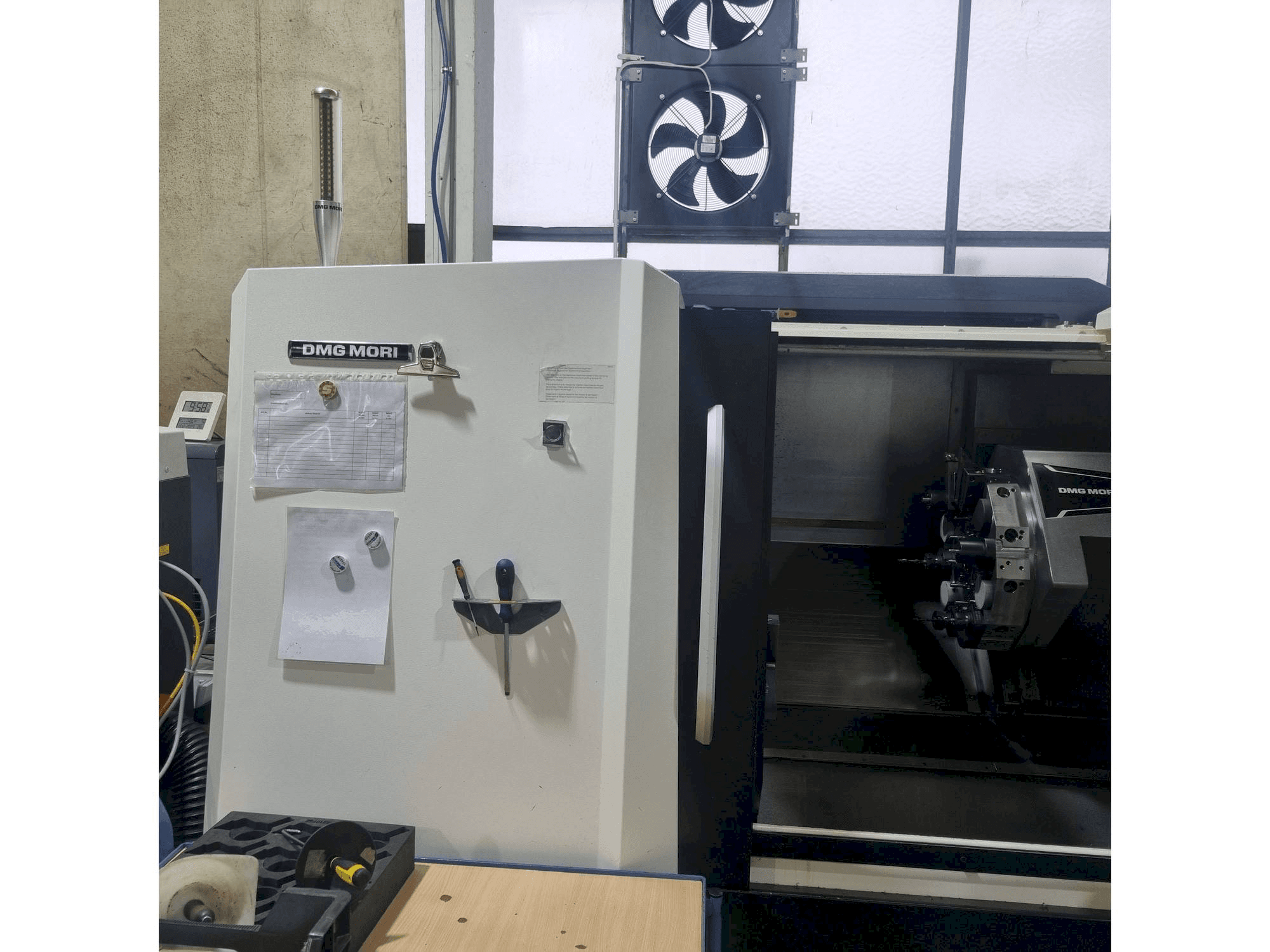 Čelní pohled na DMG MORI CLX 450 V4 stroj