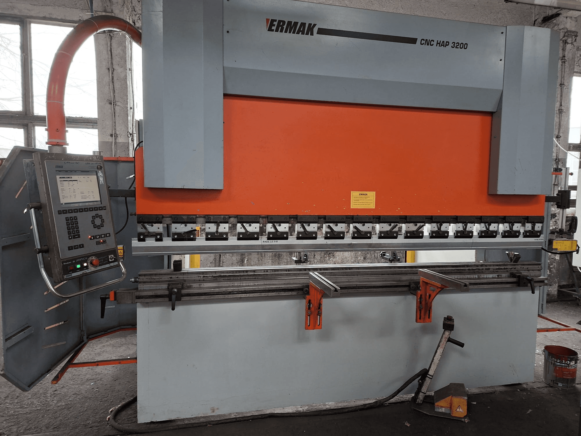 Lisovací brzda Ermak CNC HAP 3200, pohled zepředu, oranžovo-šedé tělo, ovládací panel s digitálním displejem a nastavitelné upínače.