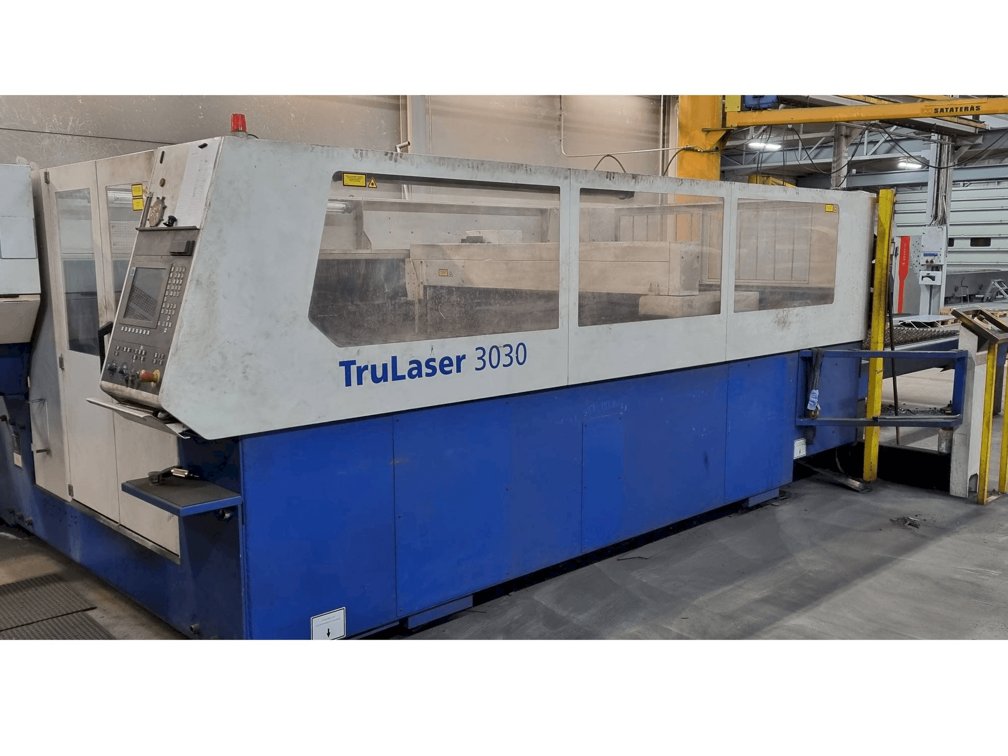 Čelní pohled na Trumpf TruLaser 3030 stroj