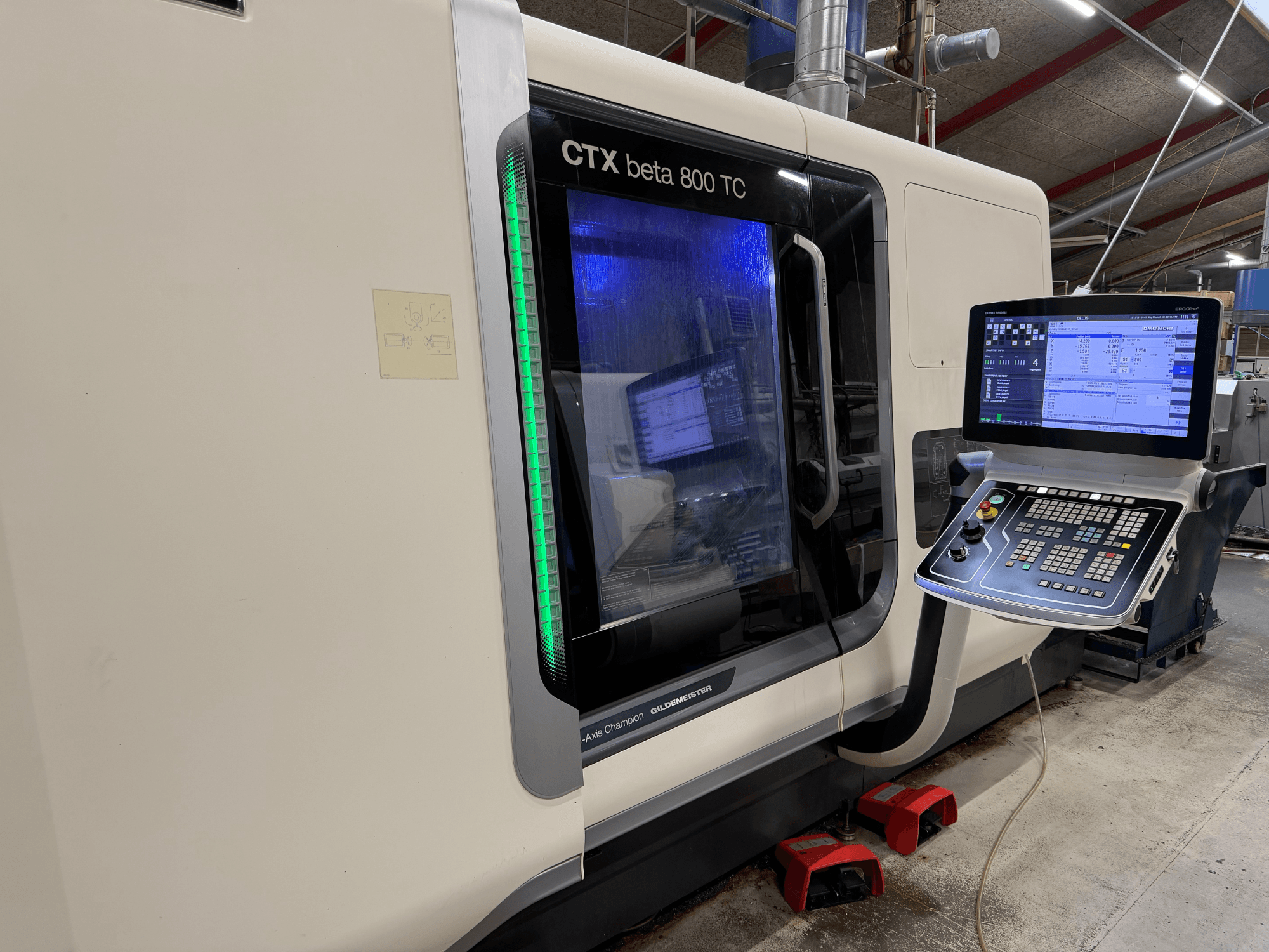 Stroj CTX beta 800 TC CNC v bočním pohledu, s digitálním ovládacím panelem a zeleným bezpečnostním indikátorem.