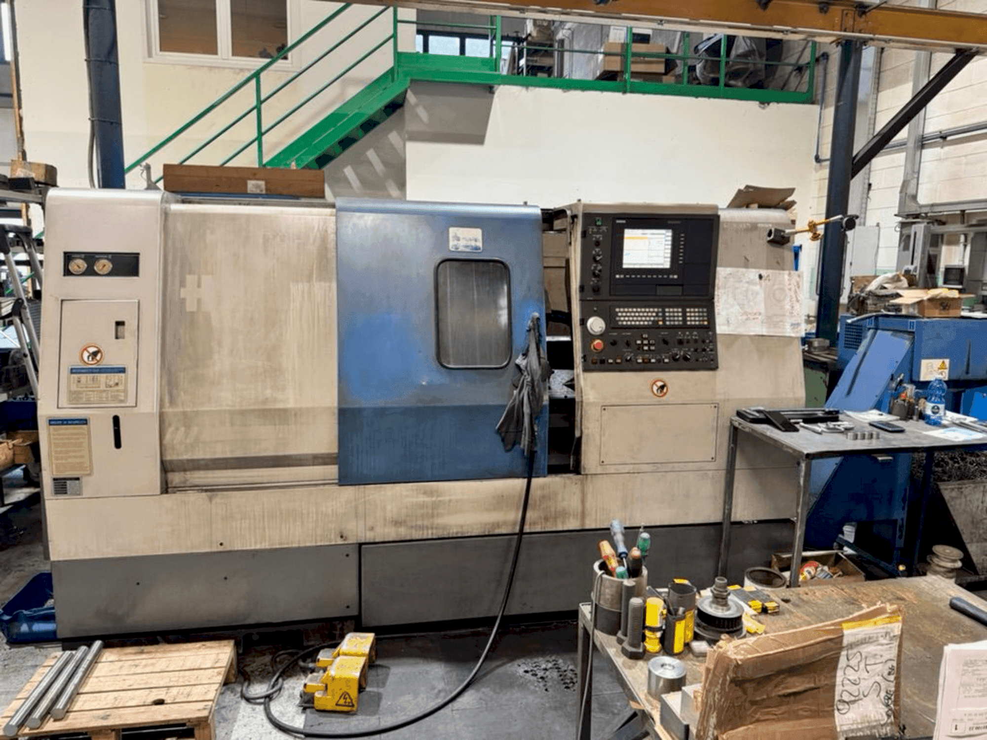 Čelní pohled na Hyundai Hit 250C stroj