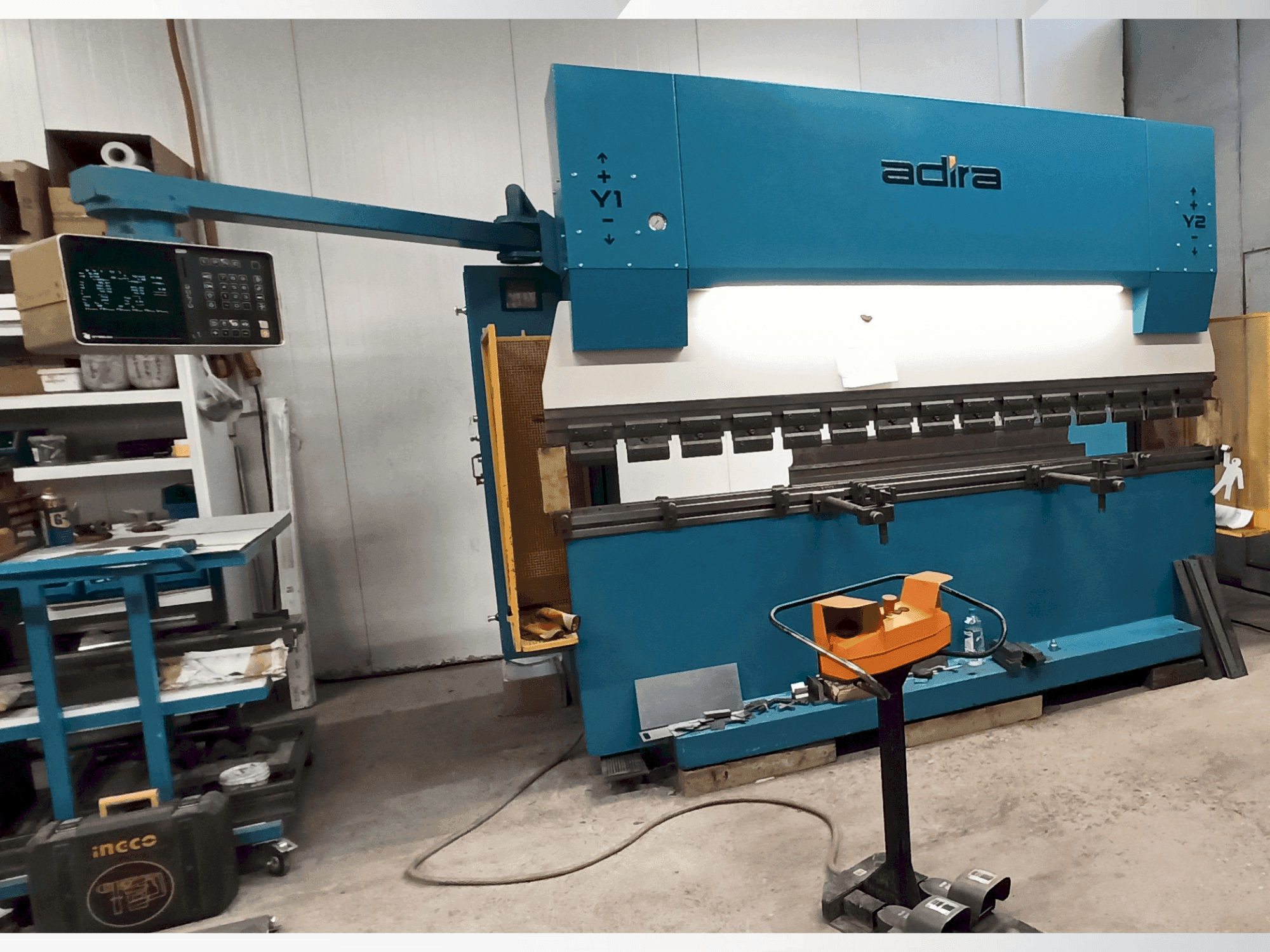 Čelní pohled na ADIRA QIH-11030 DNC CR stroj