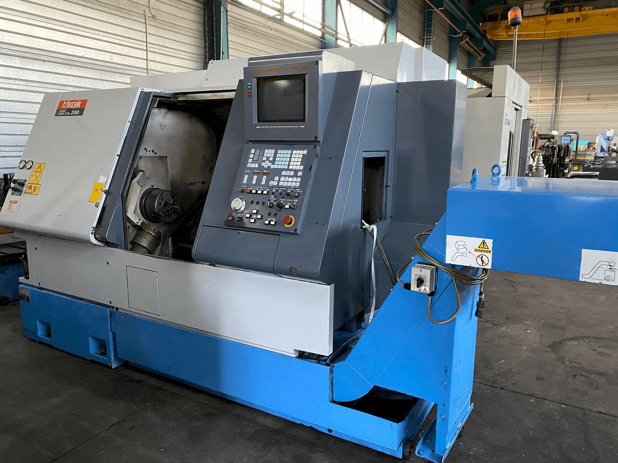 Čelní pohled na Mazak SQT 200 stroj