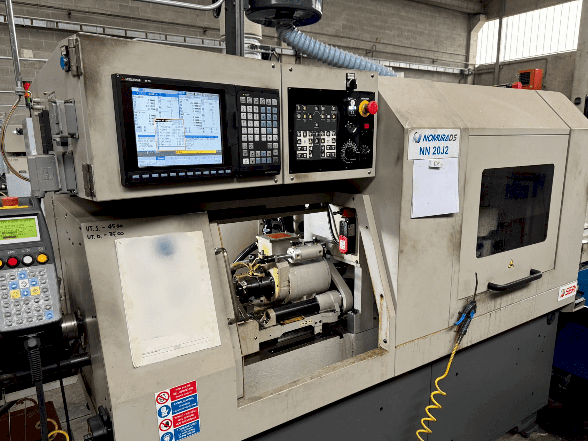 Čelní pohled na NOMURA NN-20 J2 stroj