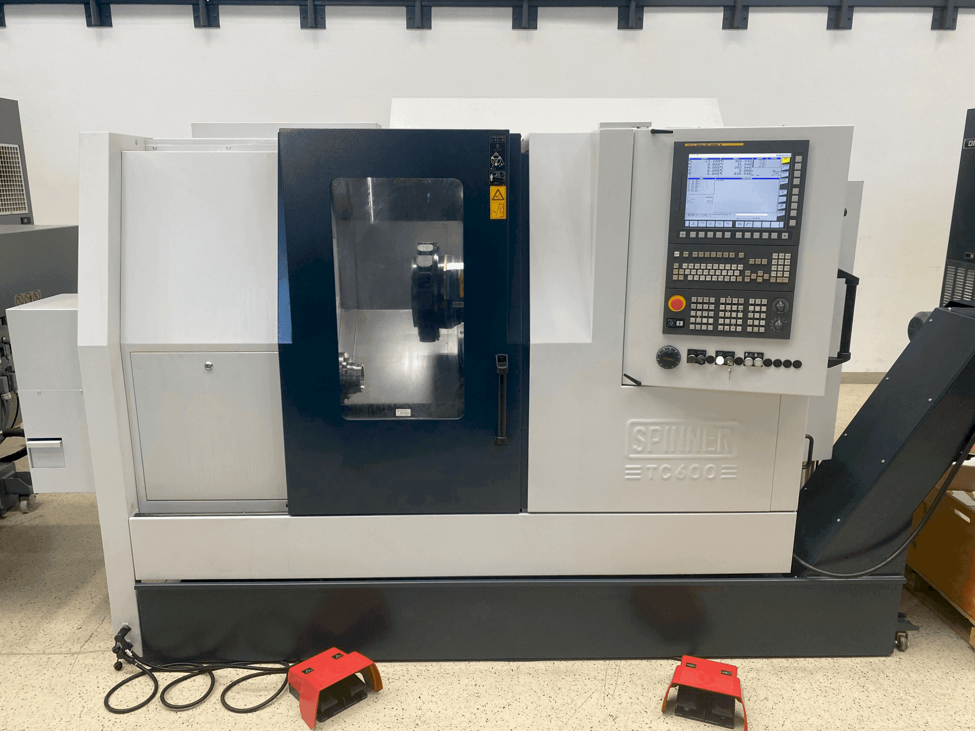 Čelní pohled na SPINNER TC600-65-MCY stroj