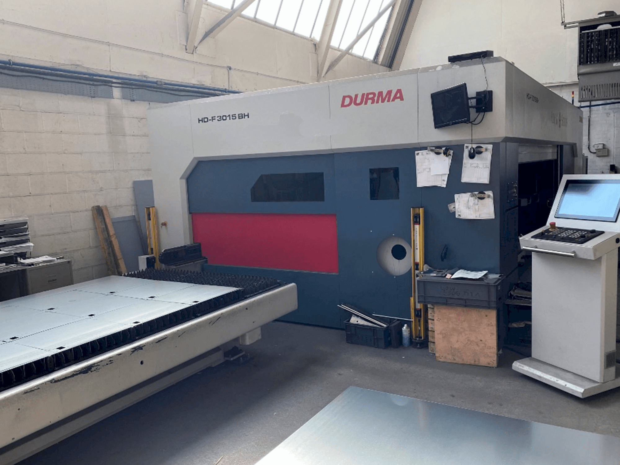 Čelní pohled na Durma HD-F 3015 BH 4kW Fiber stroj