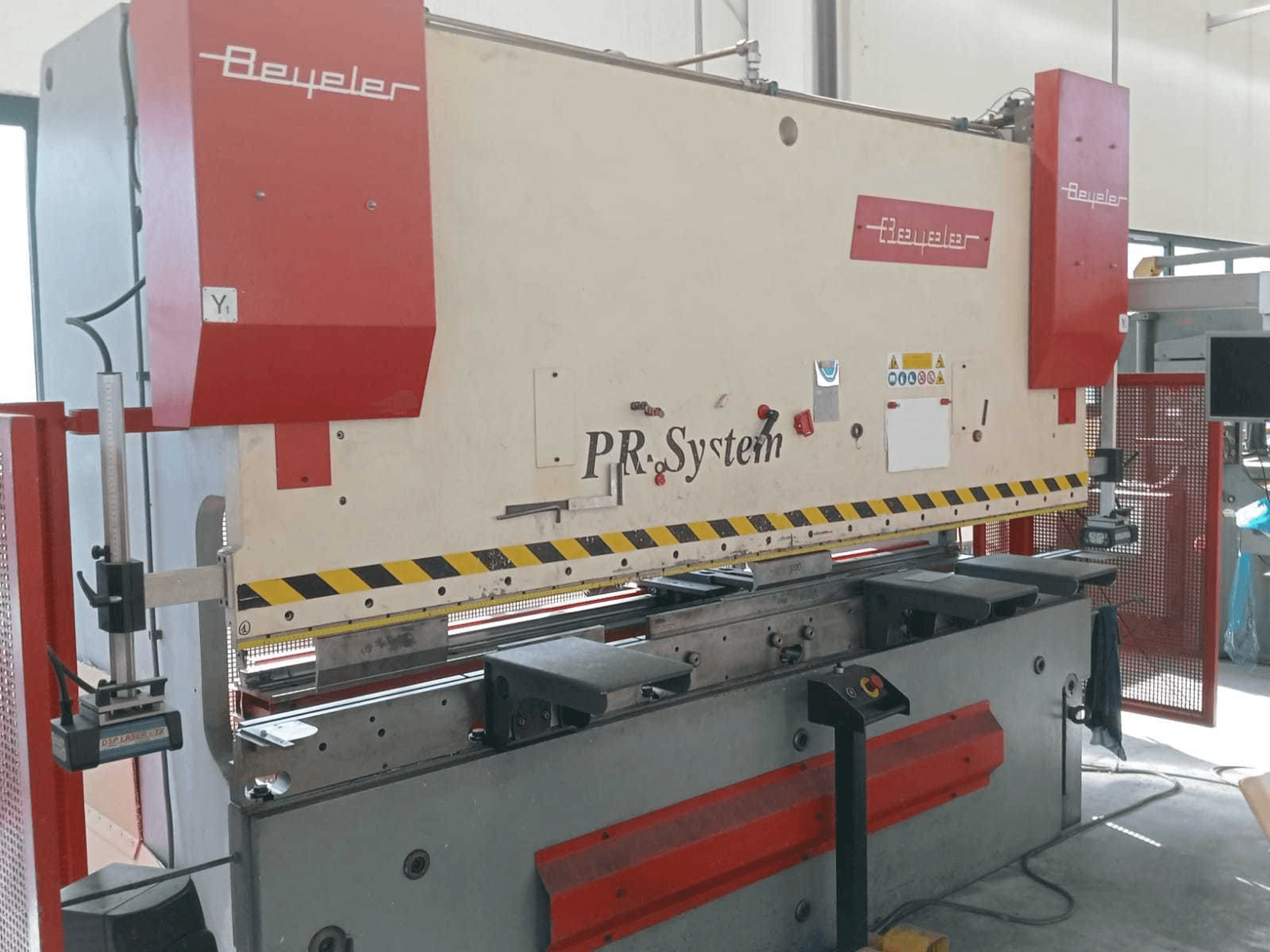 Levý boční pohled na BEYELER PR6 1500 KN X 3000 MM stroj