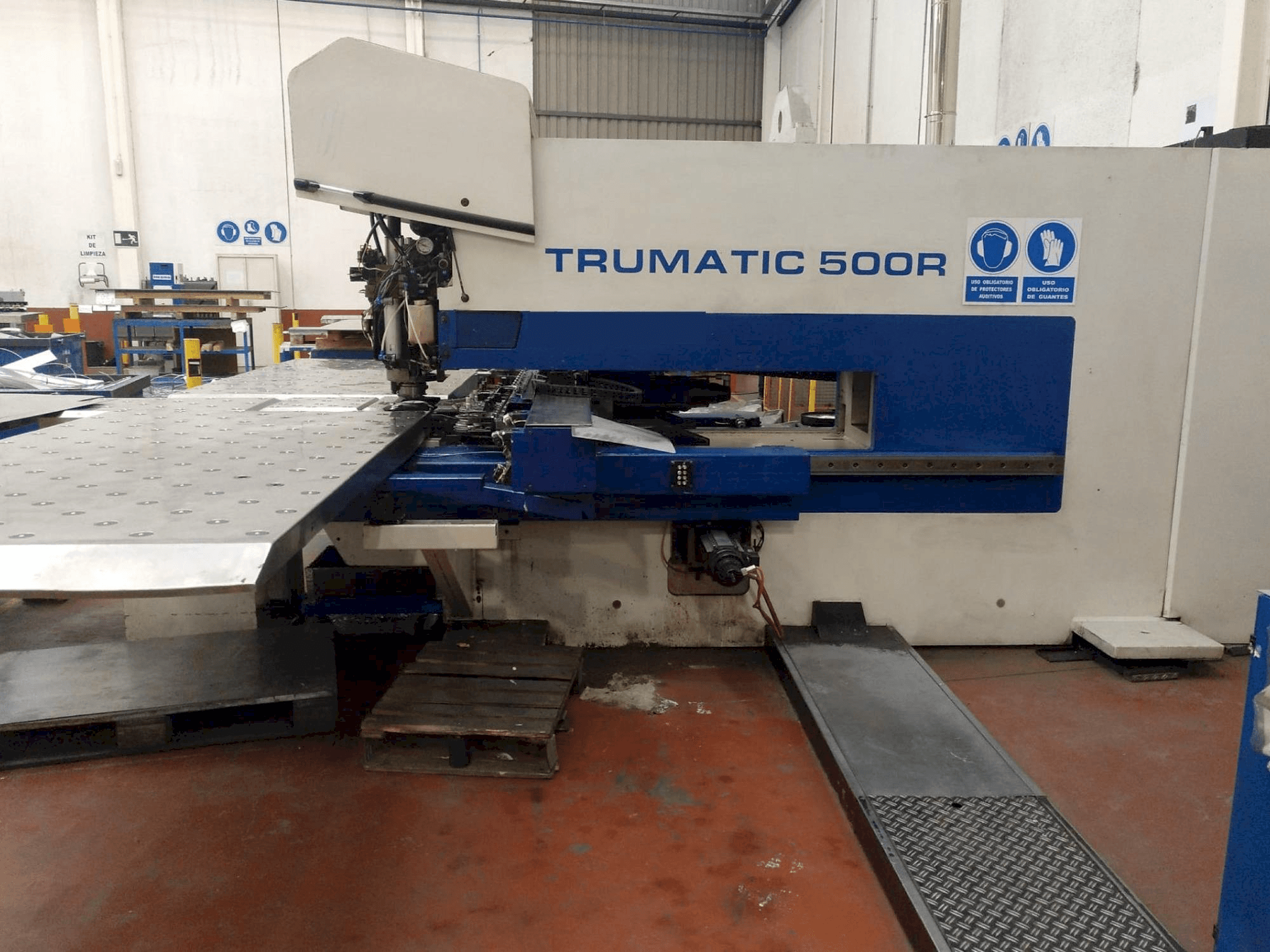 Čelní pohled na Trumpf Trumatic 500 stroj