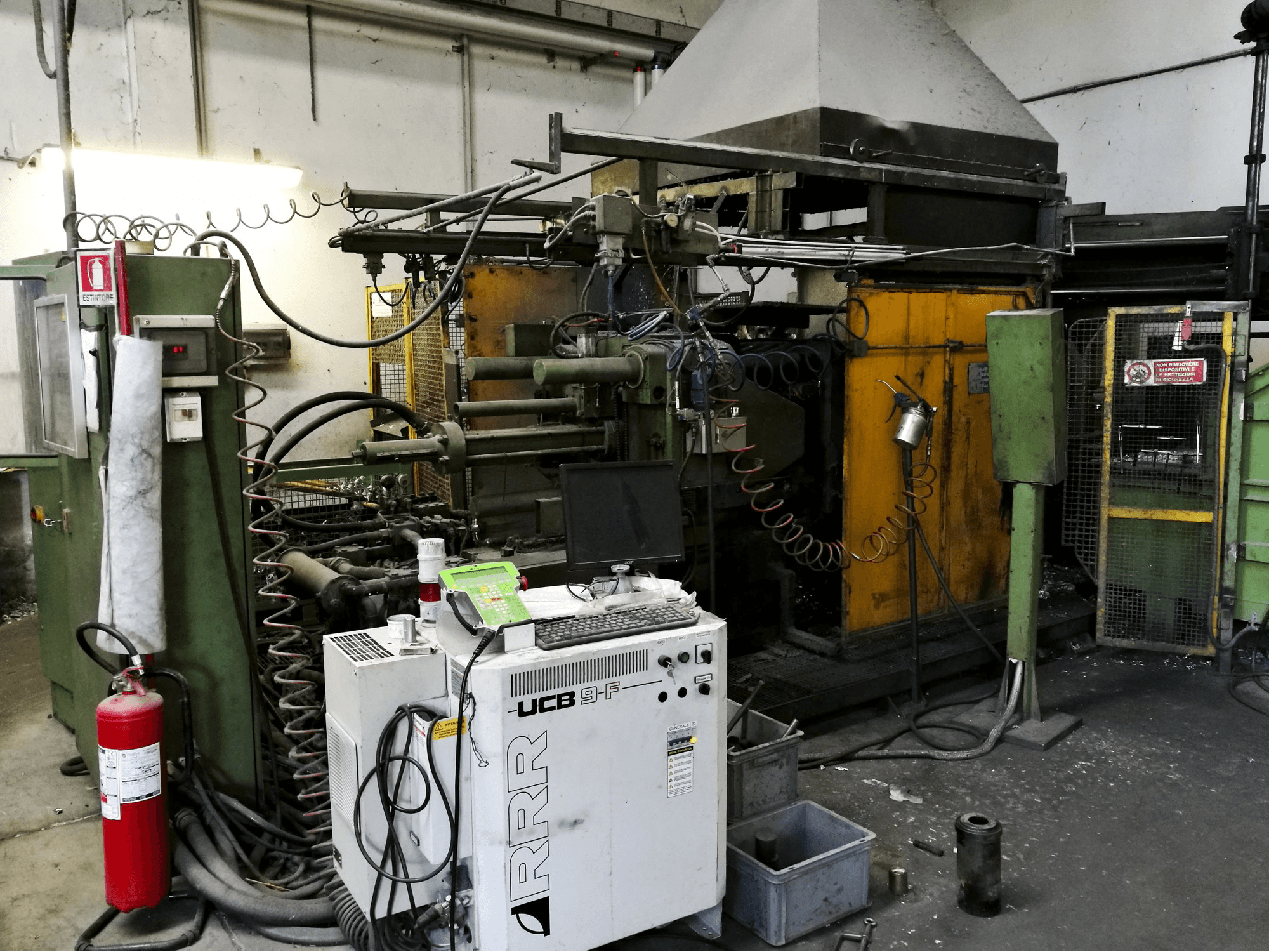 Levý pohled na Buehler H-250 B stroj