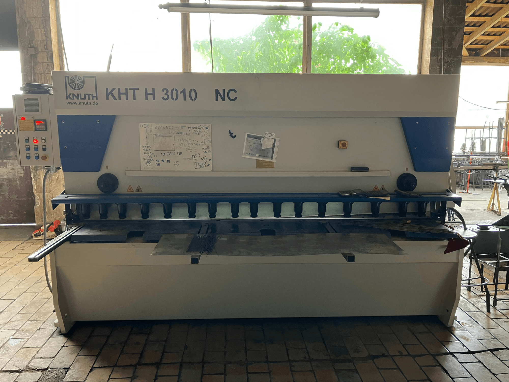 Hydraulický nůž KNUTH KHT H 3010 NC v čelním pohledu, s ovládacím panelem a prostorem pro řezání kovů.