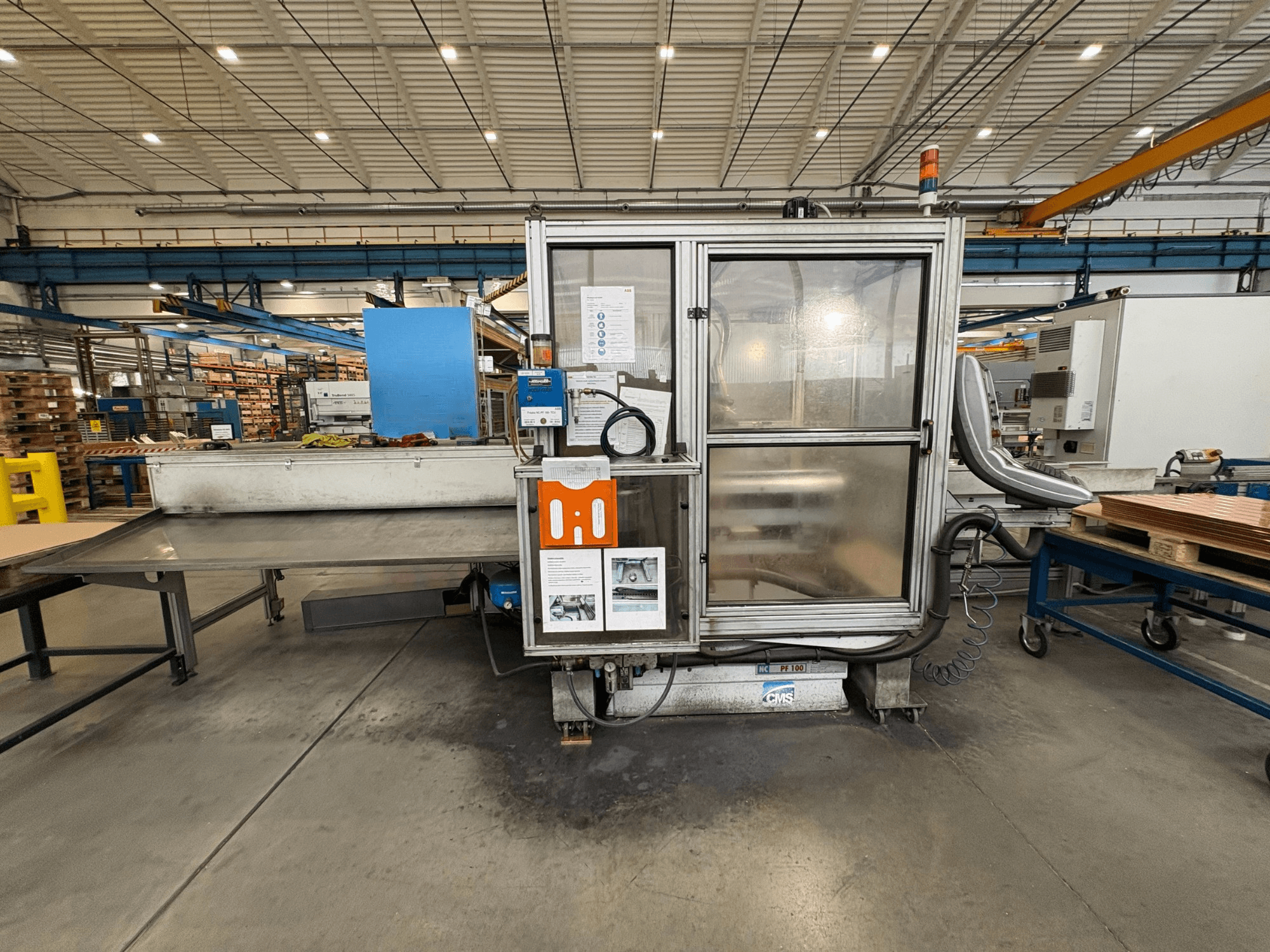 CNC obráběcí centrum na dřevo CMS NC PF 100, pohled zepředu; ovládací panel, bezpečnostní kryt a pracovní stůl.