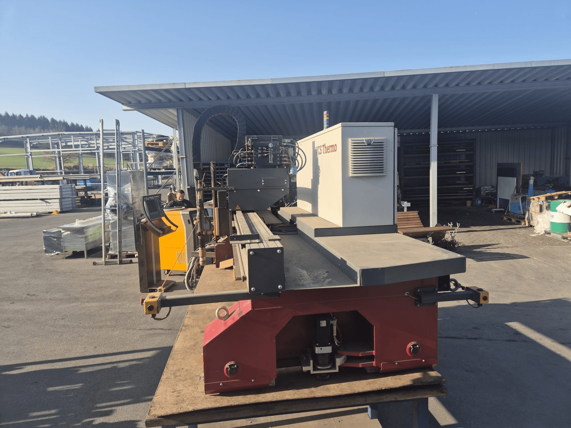 Pohled zepředu na plazmový řezací stroj VOORTMAN VACAM VCS Thermo na pracovní ploše, s ukázkou ovládacího panelu a řezacího prostoru.