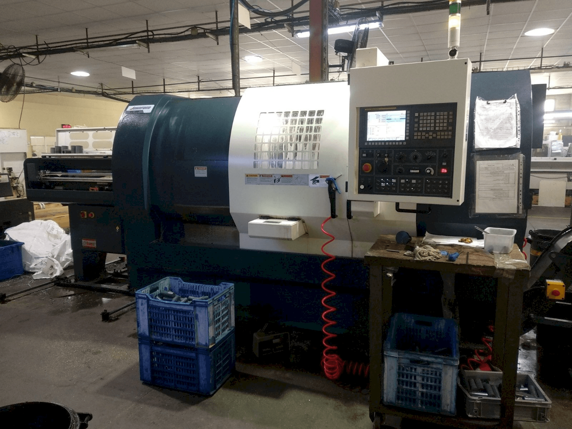 Čelní pohled na Johnford SL-40 stroj